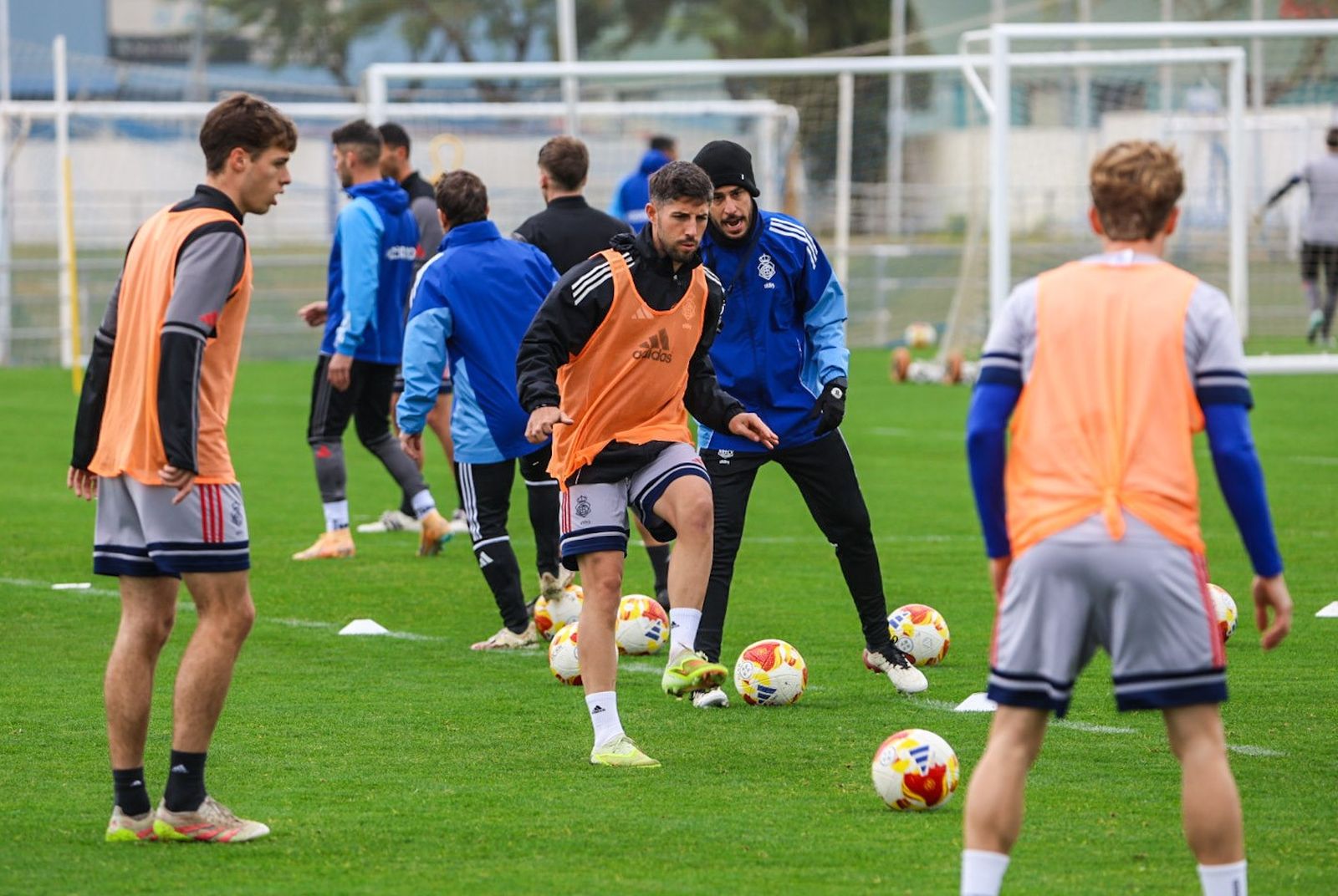 La plantilla se ejercita durante un entrenamiento reciente.