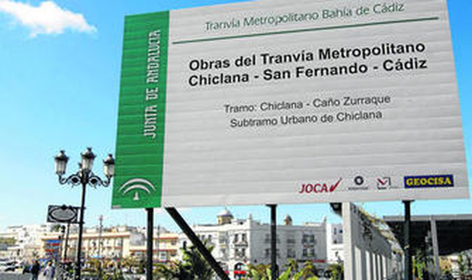Cartel anunciador de la obras del tranvía en el centro de Chiclana.