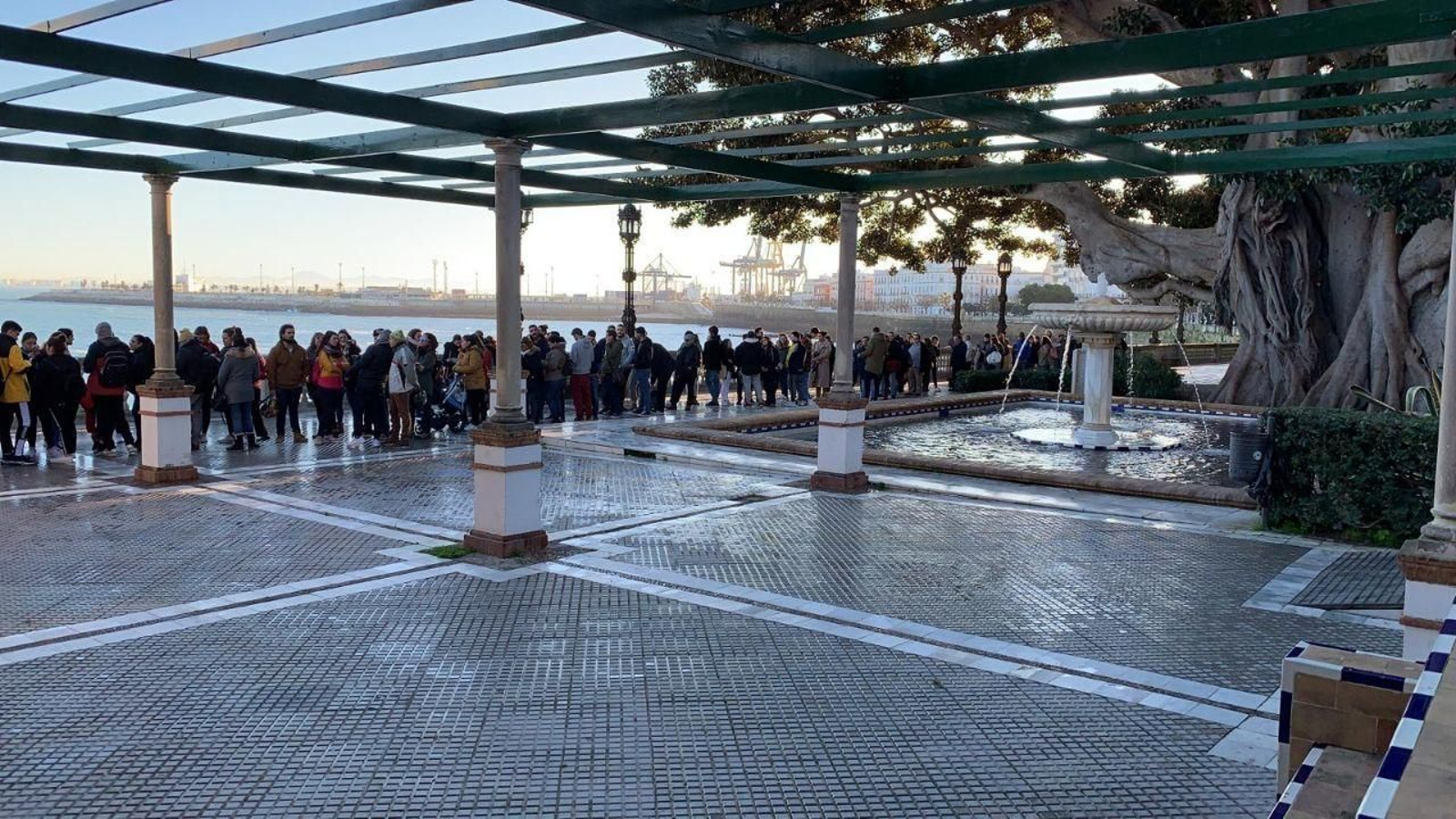 Cola de aficionados en el Baluarte de Candelaria para conseguir entradas para cuartos y semifinales del COAC.