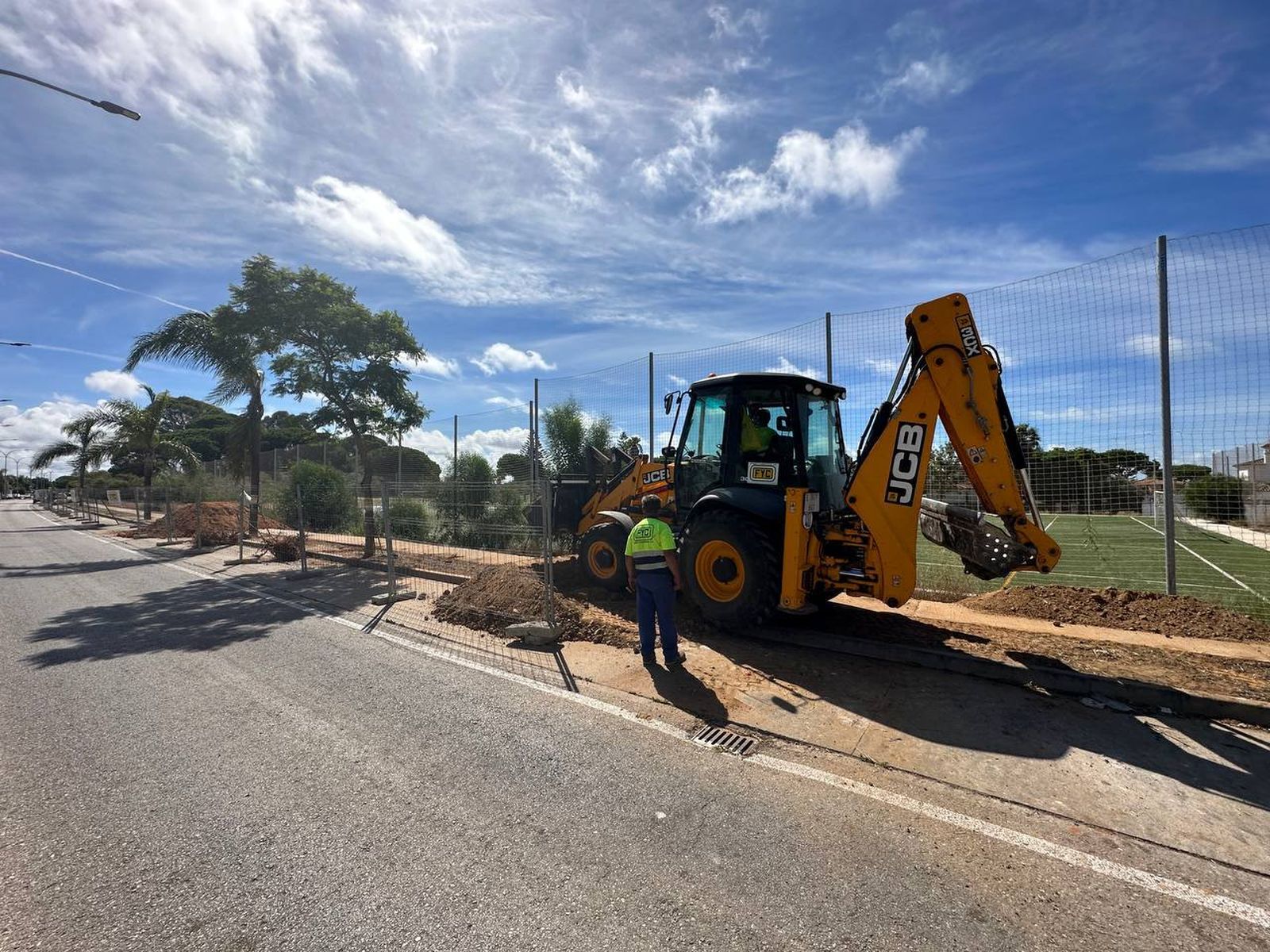 El inicio de los trabajos para el cerramiento del campo de fútbol.