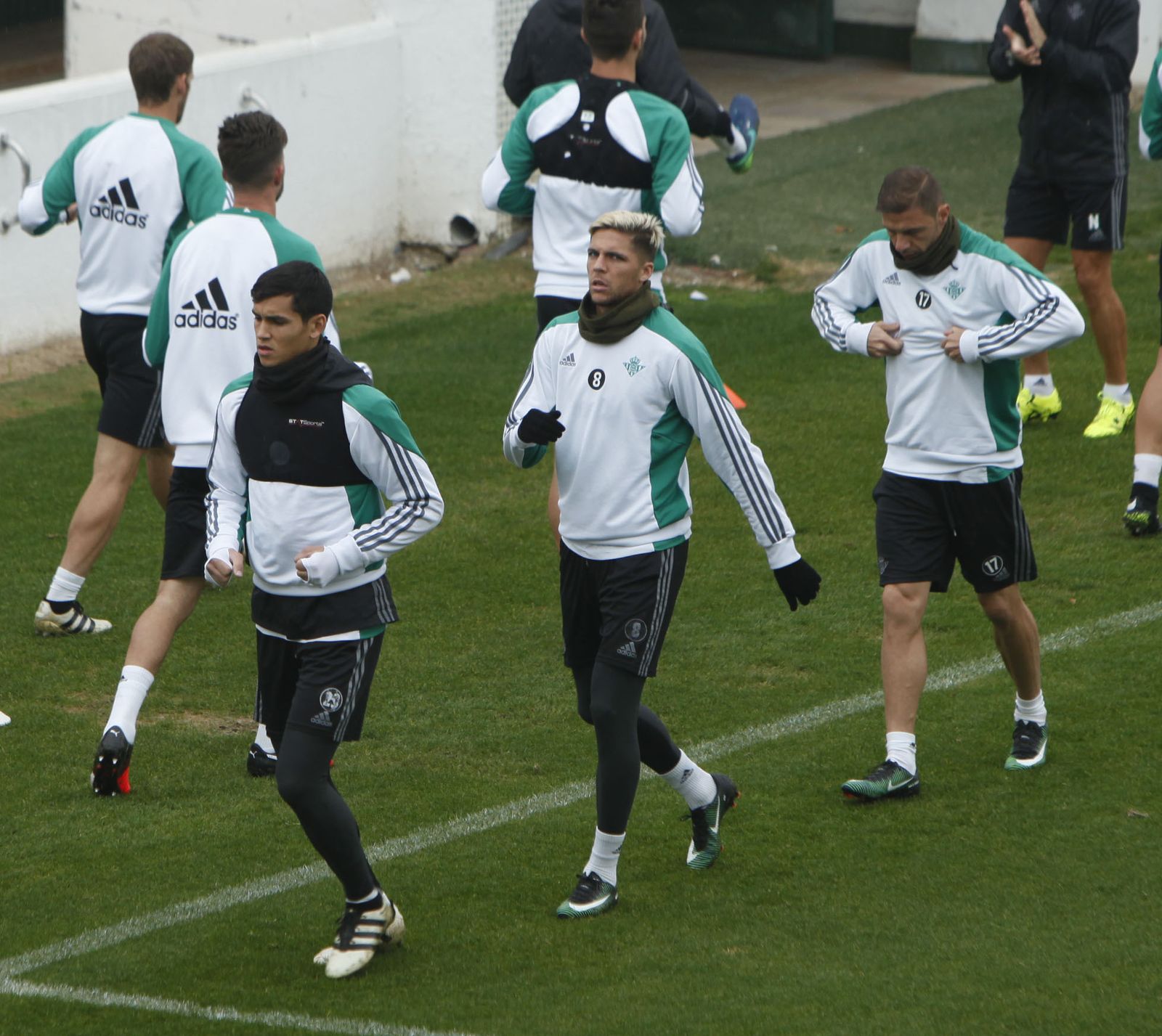 Los jugadores béticos Mandi, Jonas Martin y Joaquín.