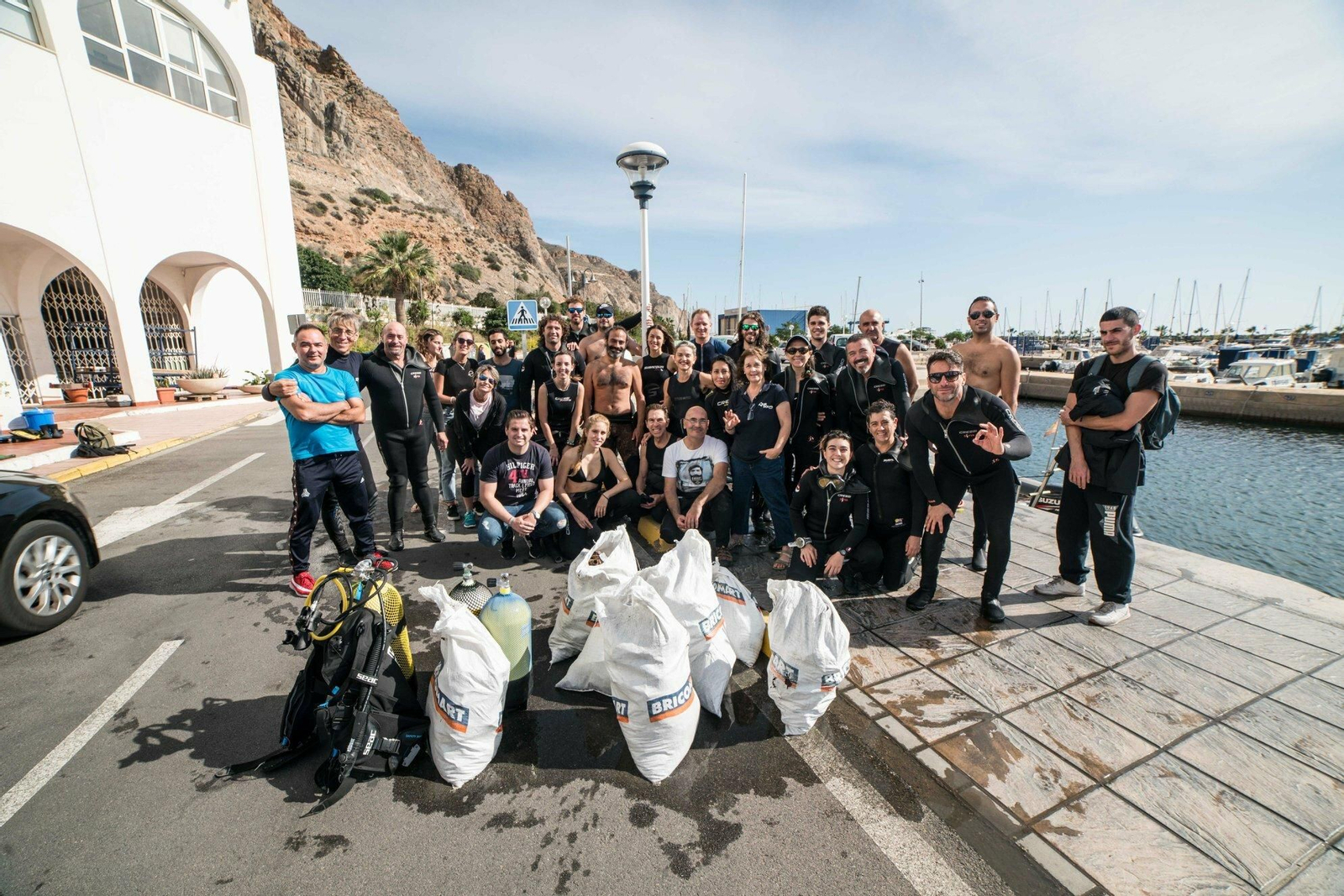 Numerosos voluntarios participaron en la actividad, organizada por Aquatours y el área municipal de Medio Ambiente.