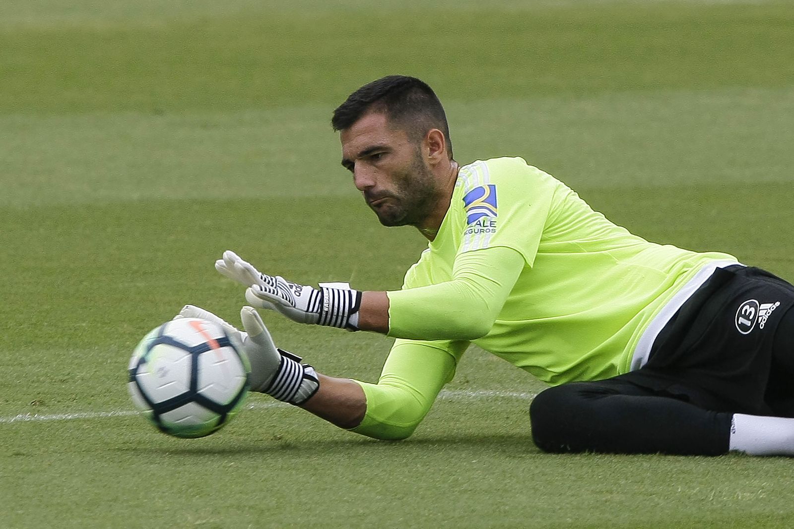 Adán detiene el balón en un entrenamiento.