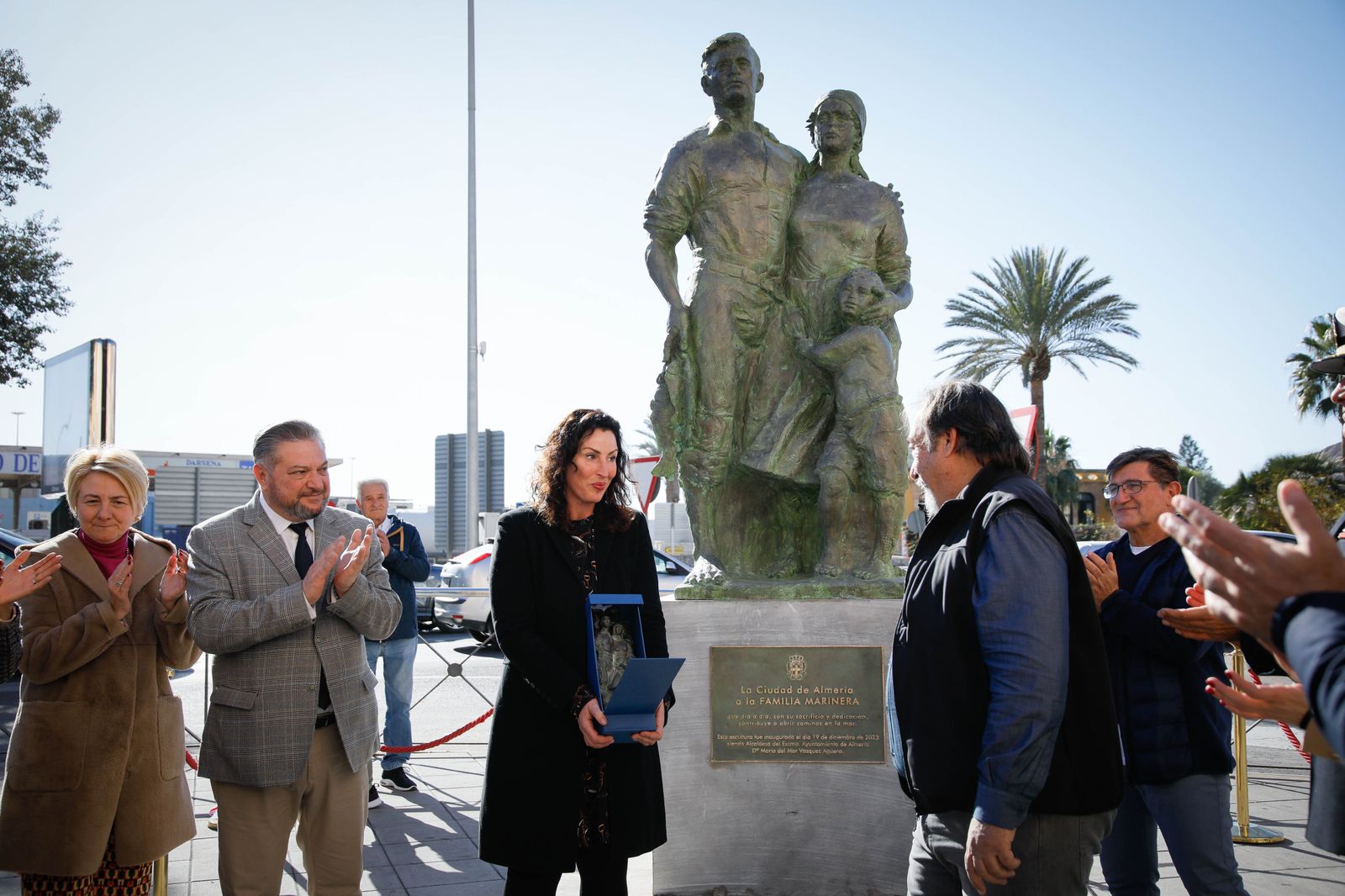 Imágenes de la inauguración sobre escultura ‘Familia Marinera’, del escultor Francisco Javier Galán, en homenaje a las familias de pescadores en Pescadería-La Chanca