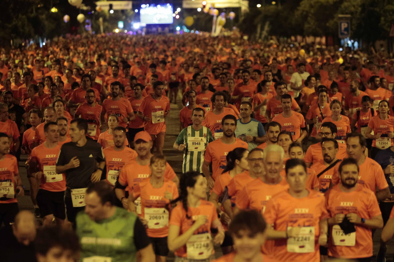 Búscate en las fotos de la Carrera Nocturna (III)