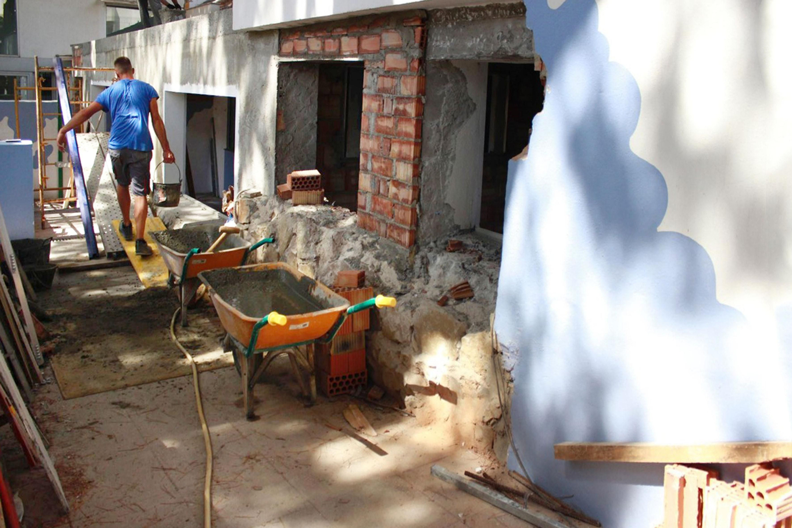 Los trabajos de mejora de un centro educativo, en Marbella.