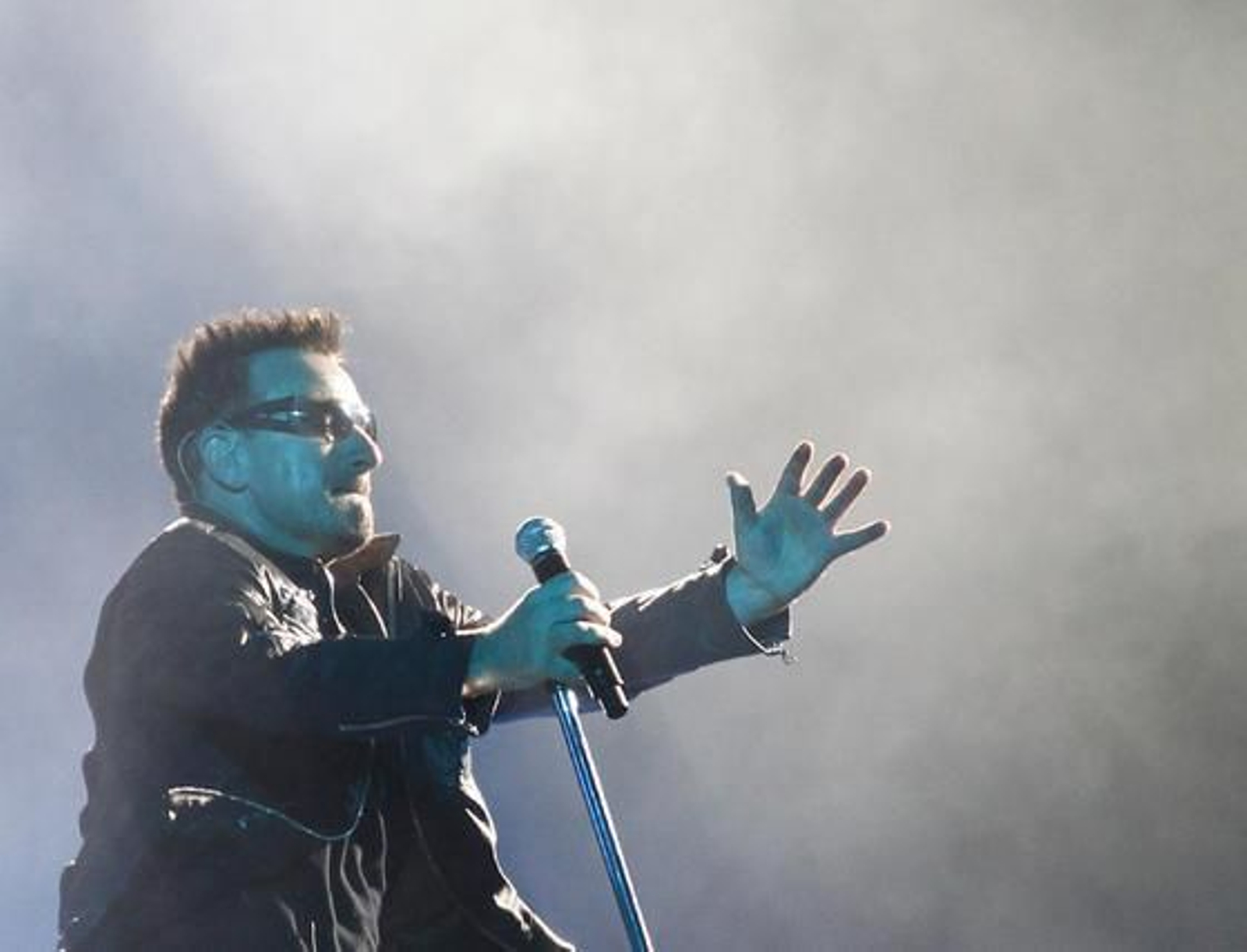 El cantante de U2 durante su actuación en Sevilla.

Foto: Pizarro