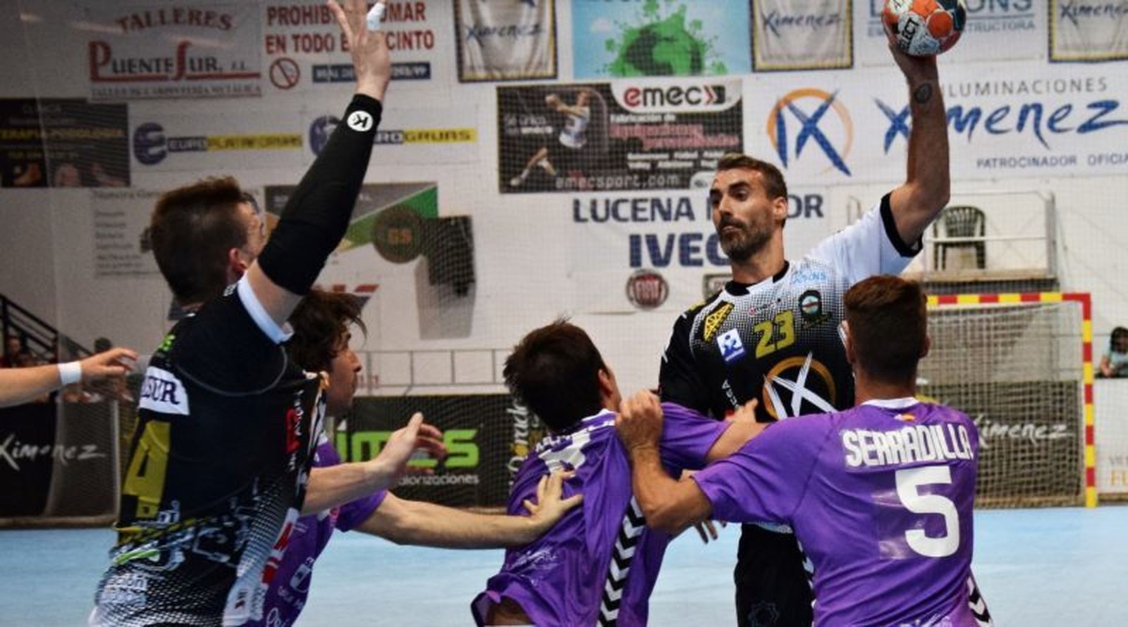 Chispi intenta un pase en seis metros ante la defensa del Guadalajara.