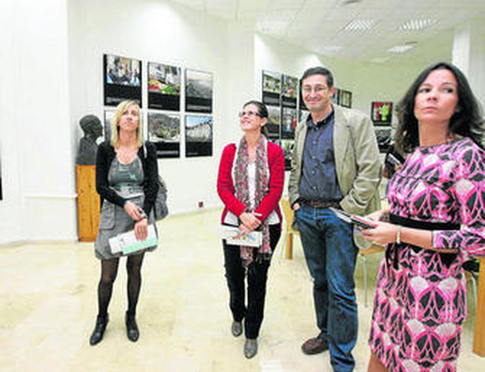 Yolanda Callejón acompañada de Isaías Barreñada, Francisca Cruz y Carmen  Méndez viendo la exposición.