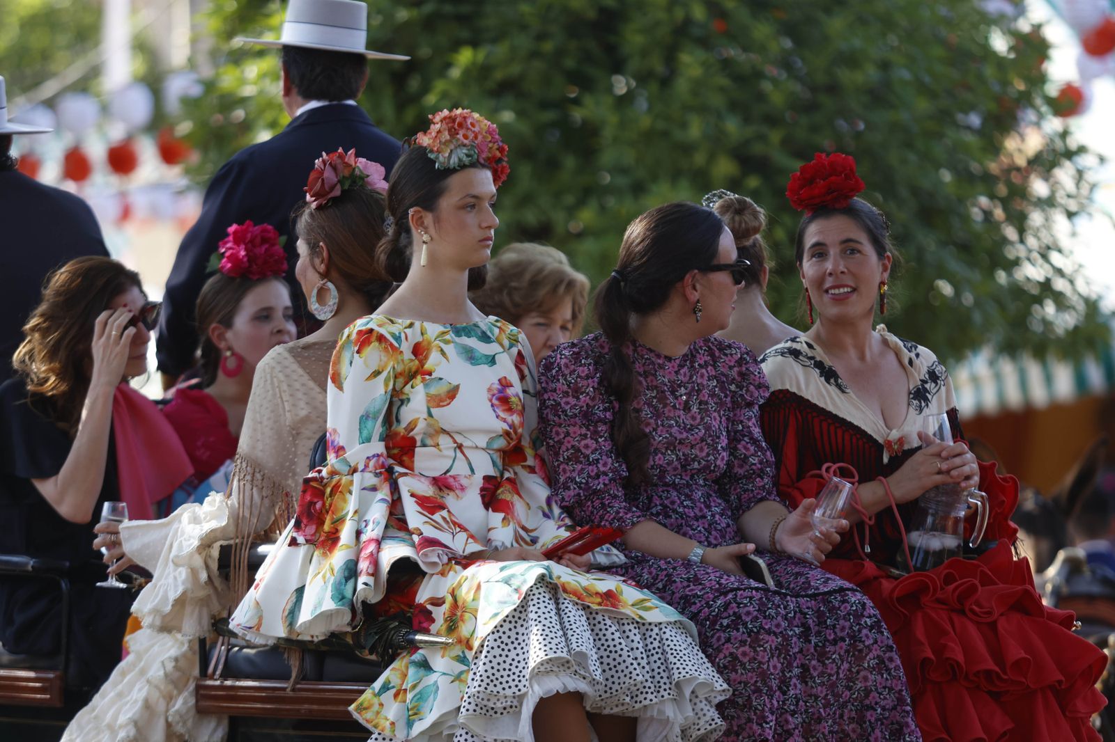 Jóvenes vestidas de flamenca en el Paseo de Caballos.