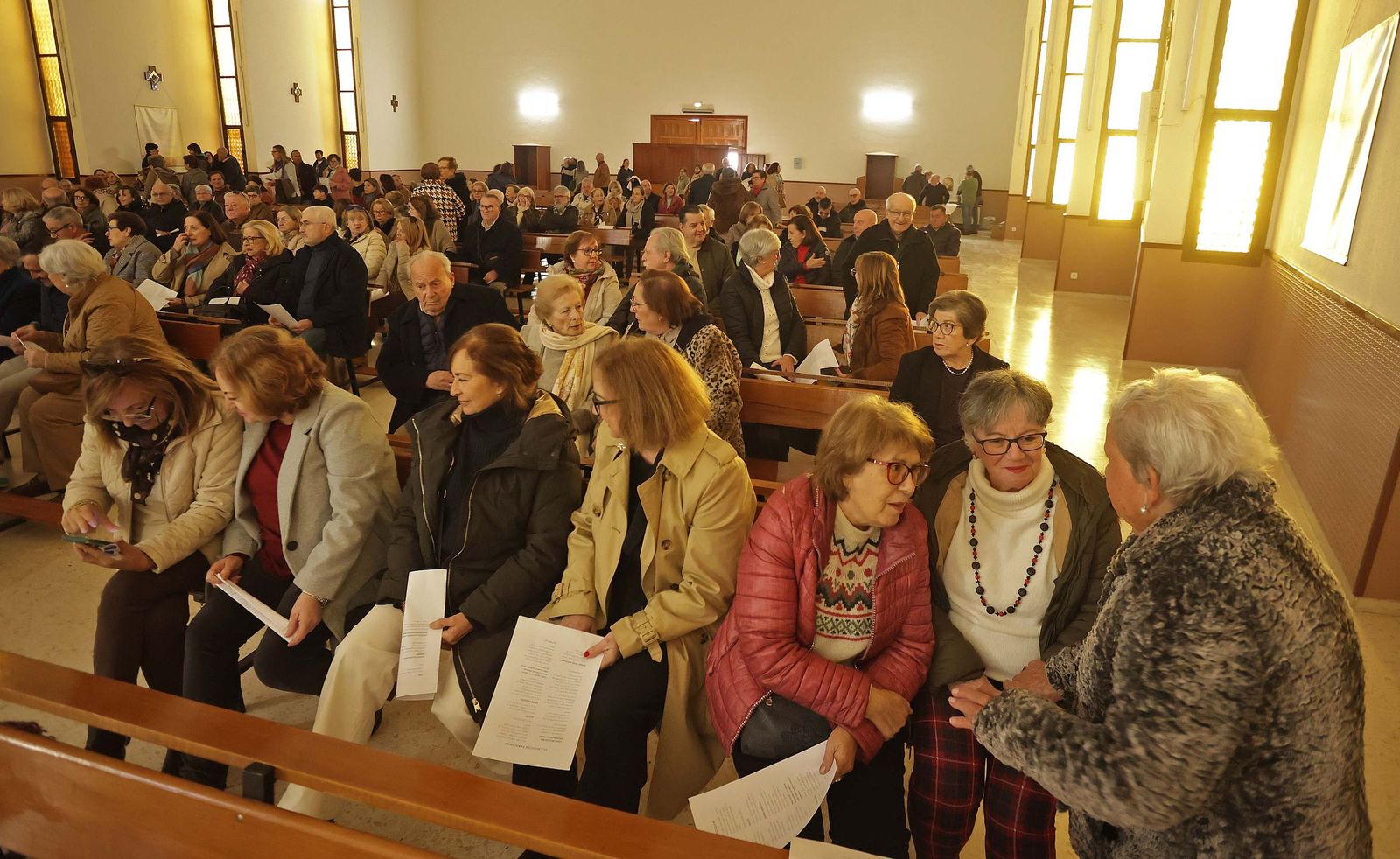 Fotos de la misa conmemorativa de los 50 años de dedicación del padre Pedro a la parroquia y al barrio de La Piñera