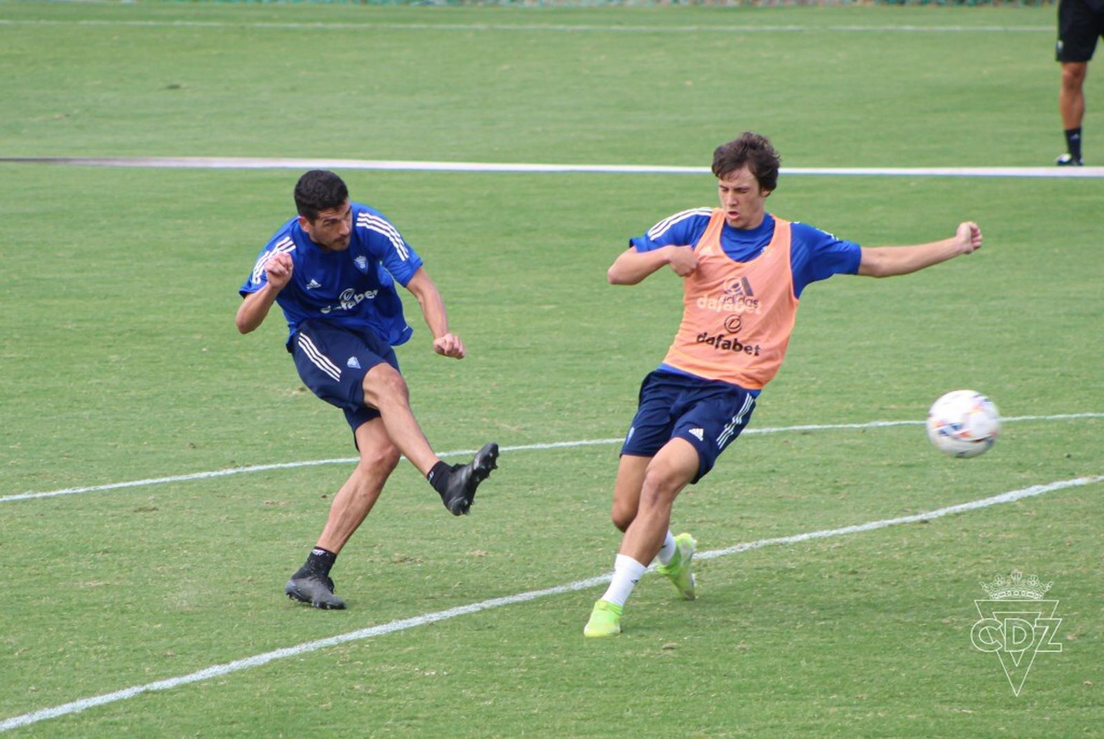 Garrido golpea el balón ante Marc Baró en la sesión del lunes.