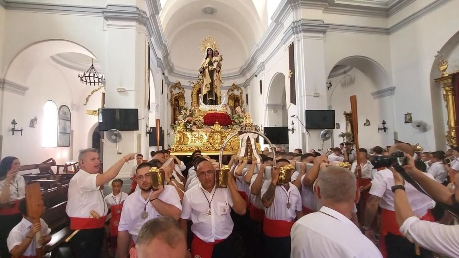 La Virgen del Carmen de El Palo se prepara en su templo para procesionar