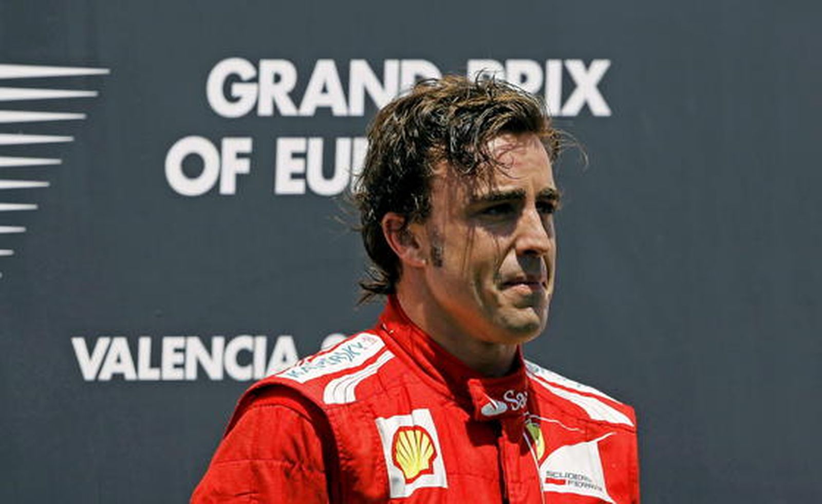 Alonso, emocionado en el podio de Valencia. / EFE