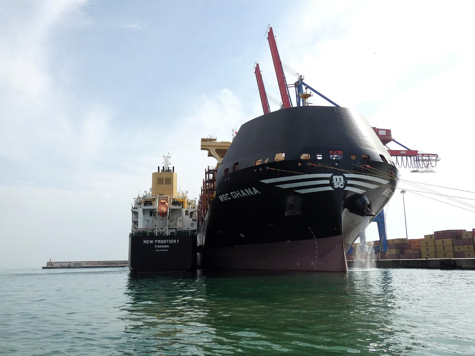 Portacontenedores 'MSC Ghana' recibiendo GNL desde el buque cisterna 'New Frontier 1'.