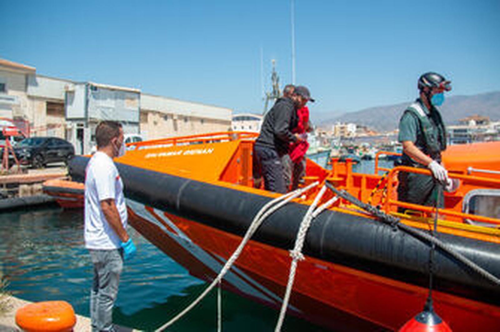 Salvamento Marítimo rescata a tres inmigrantes que iban en una moto de agua en la costa de Granada