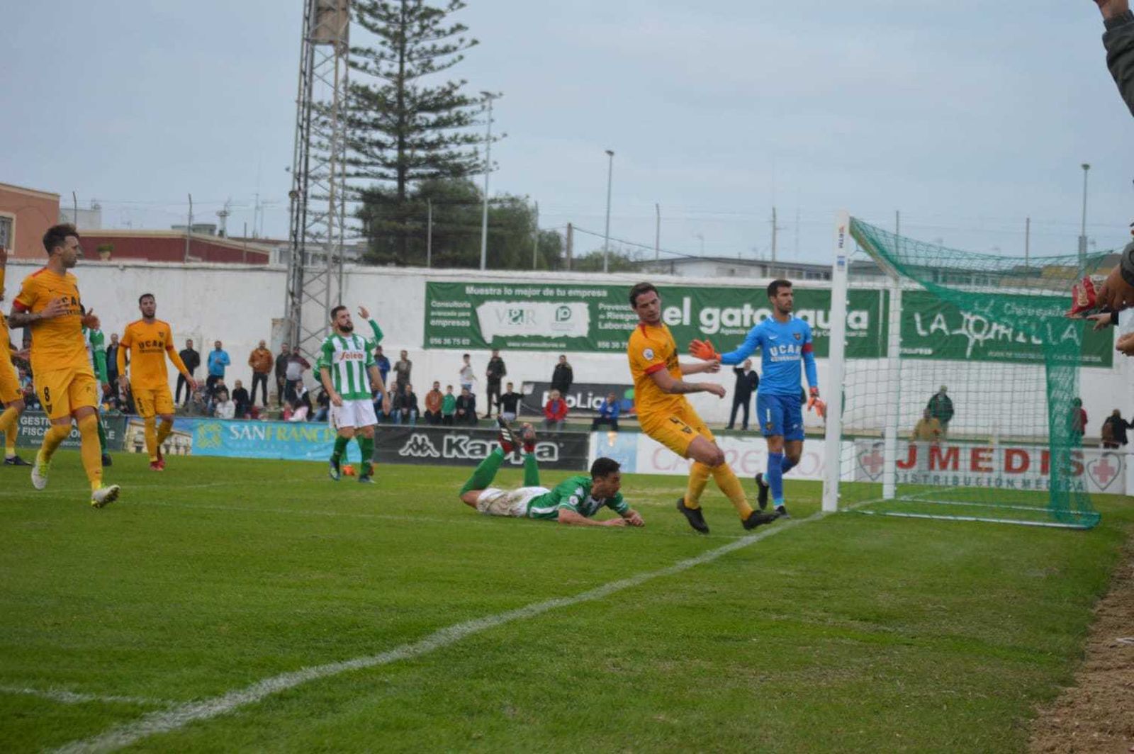 Una de las ocasiones creadas por el Atleti en la portería del UCAM Murcia que acabó desbaratada por Germán.