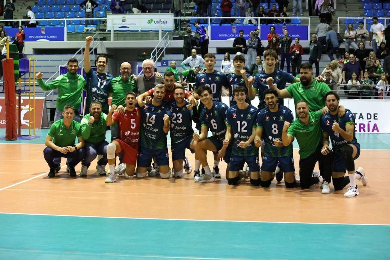 Los ahorradores celebran su victoria frente a los turolenses al término del encuentro en el Moisés Ruiz.