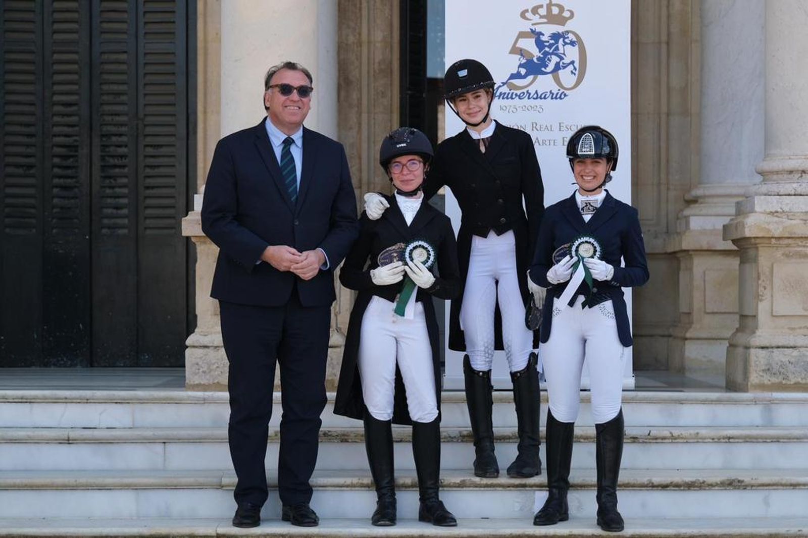 Arturo Bernal realizó la entrega de trofeos a los tres primeros de la reprisse junior individual.