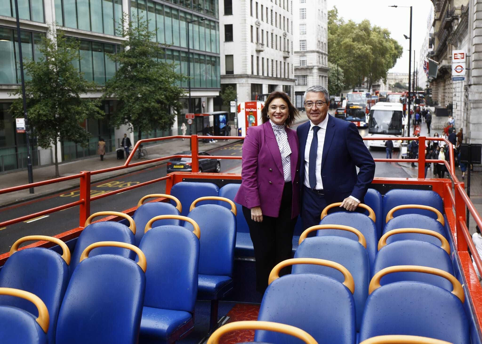 Margarita del Cid y Francisco Salado, en uno de los autobuses de Londres.