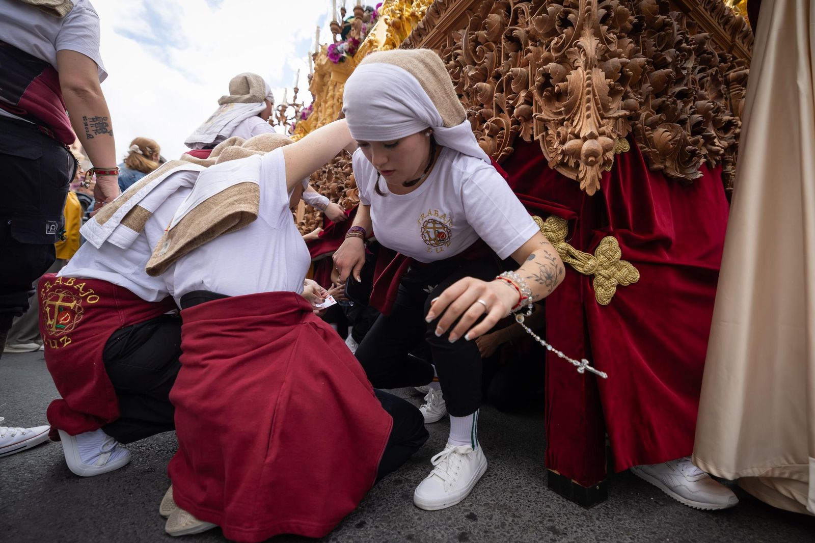 Así vivió Granada la salida de la Hermandad del Trabajo 2025