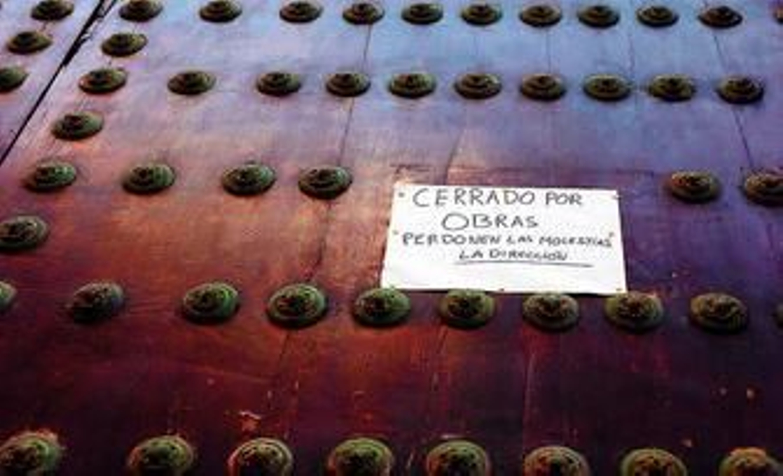 Un cartel hecho a mano informa desde hace días de que las puertas del Oratorio están cerradas al culto para su rehabilitación.