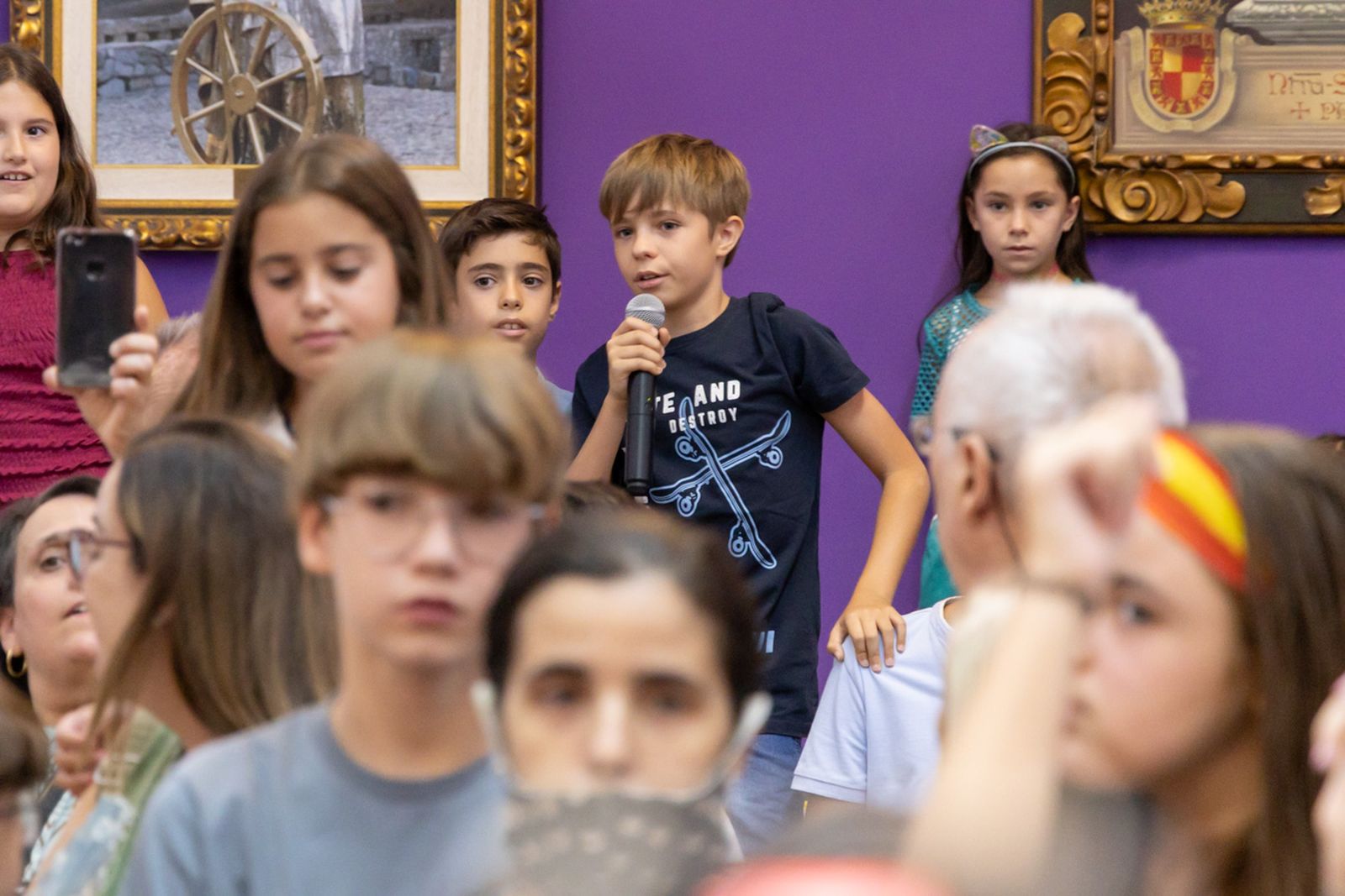 Recibimiento en el Salón de Plenos del Ayuntamiento de Lucas Paulano, el joven talento ganador de La Voz Kids 2025