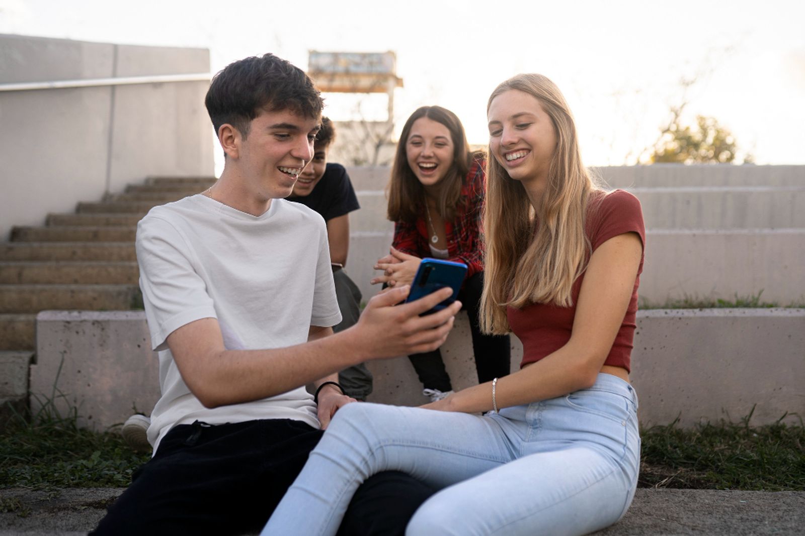 Jóvenes mirando el móvil
