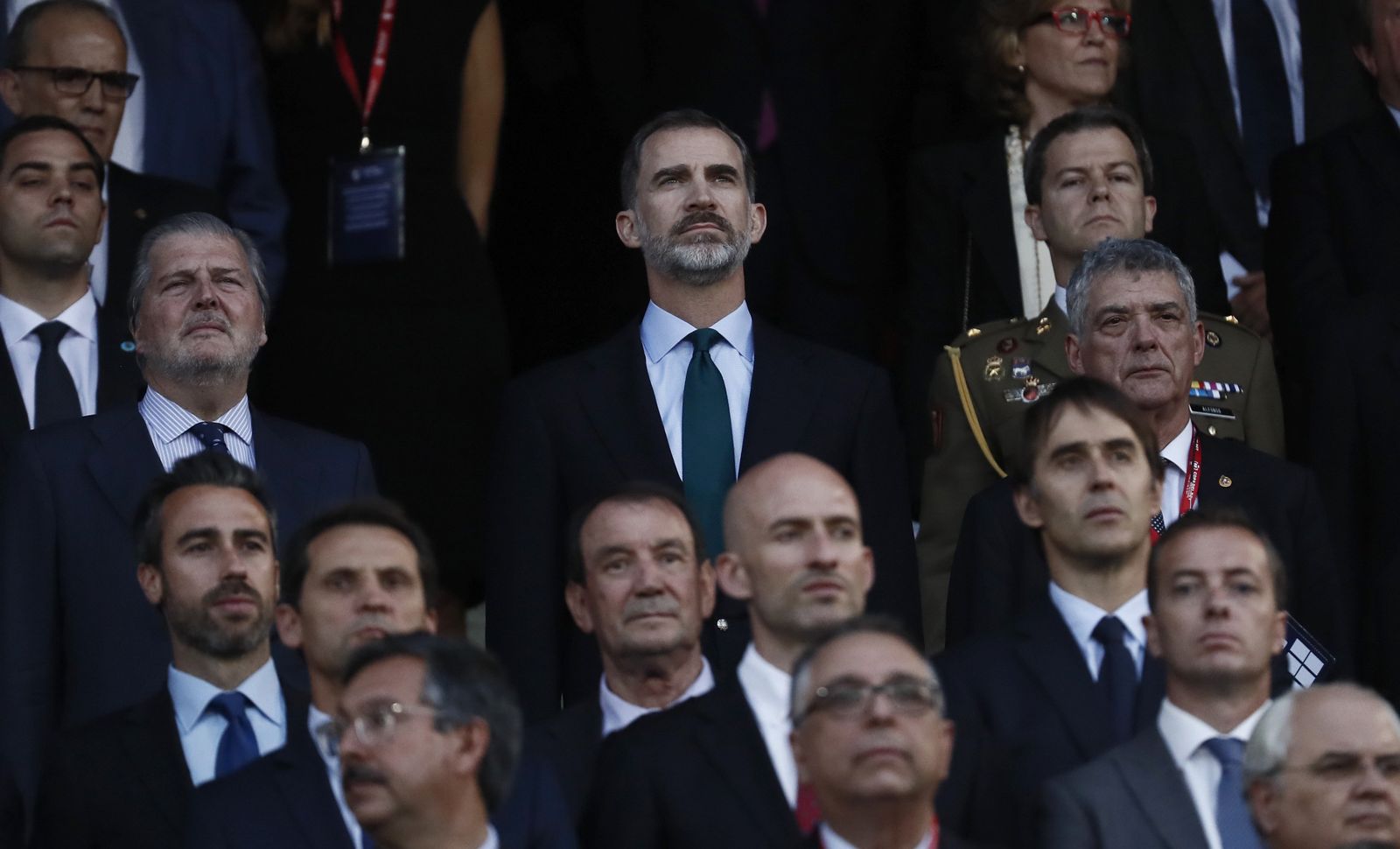 El Rey escucha el himno en la final de Copa de 2017.