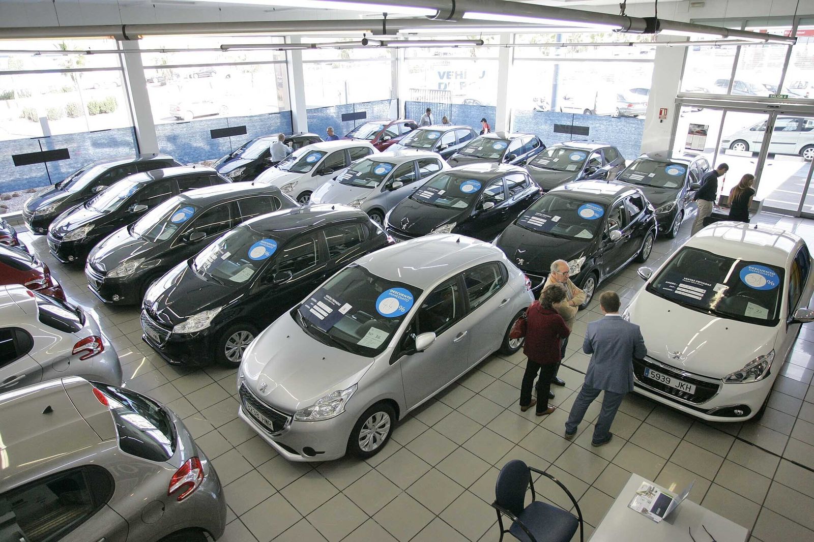 Concesionarios con decenas de coches.