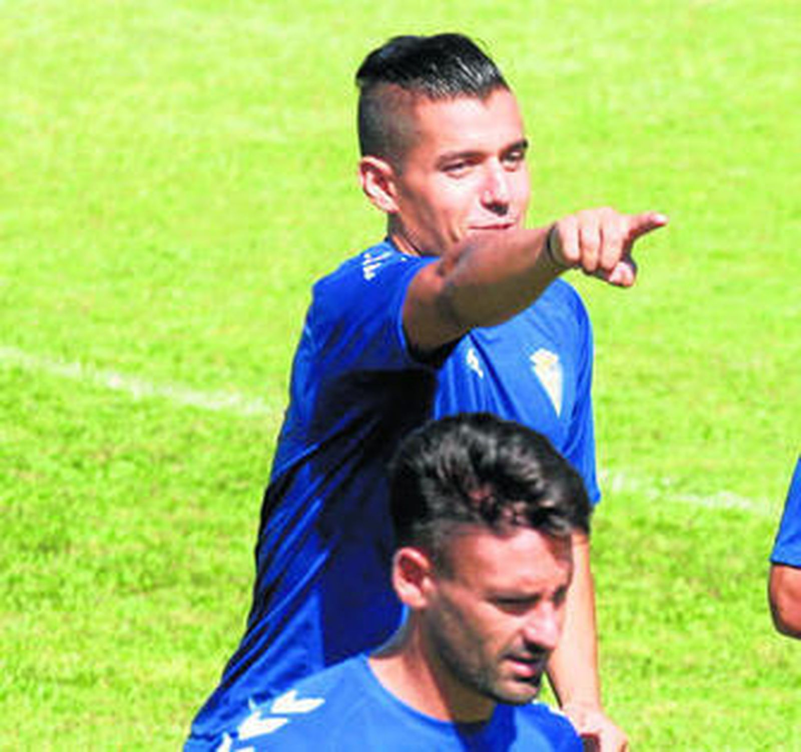 Josete realiza una indicación en presencia de Kike Márquez en un entrenamiento reciente.