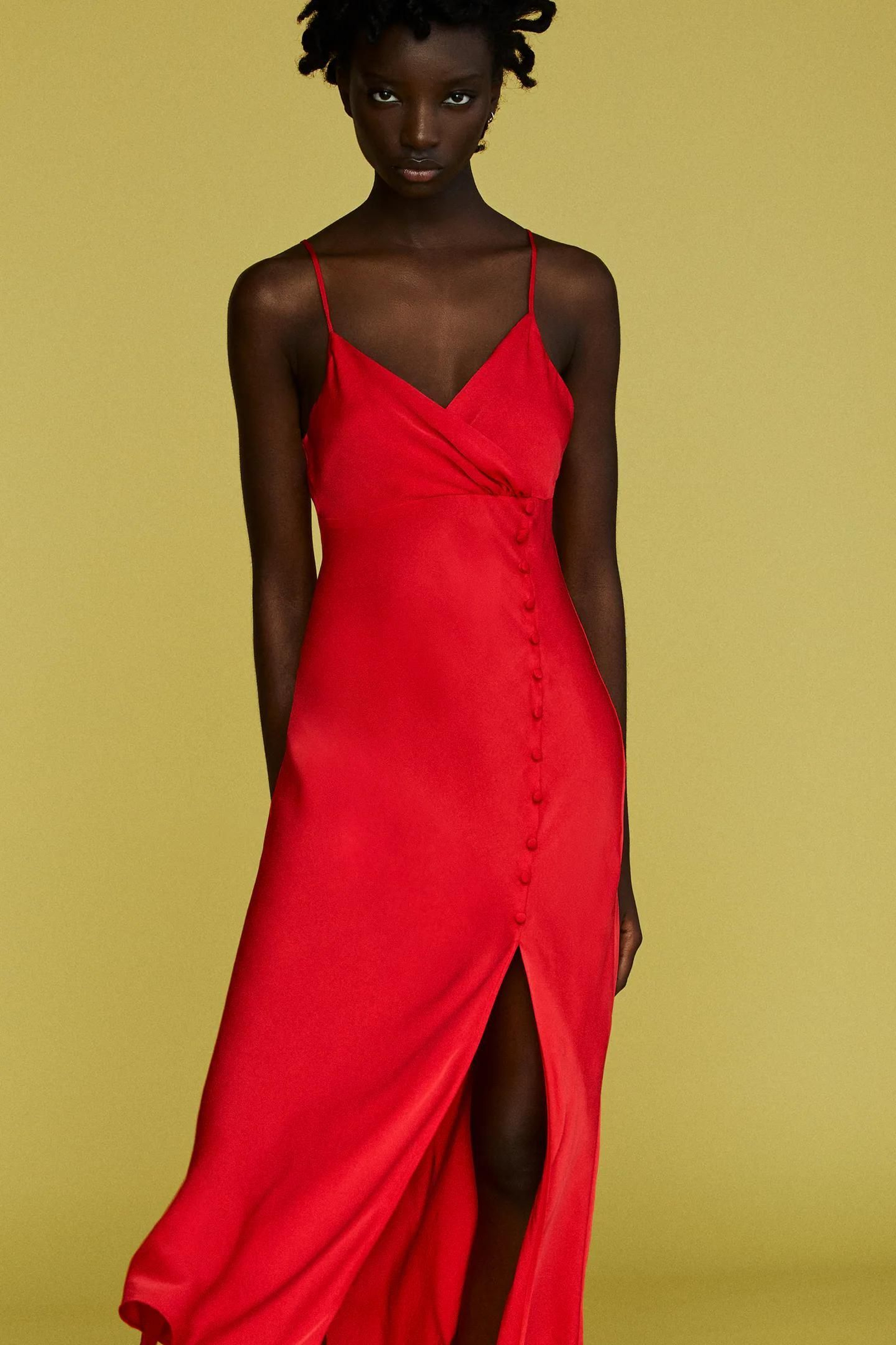 El vestido lencero rojo de Zara.