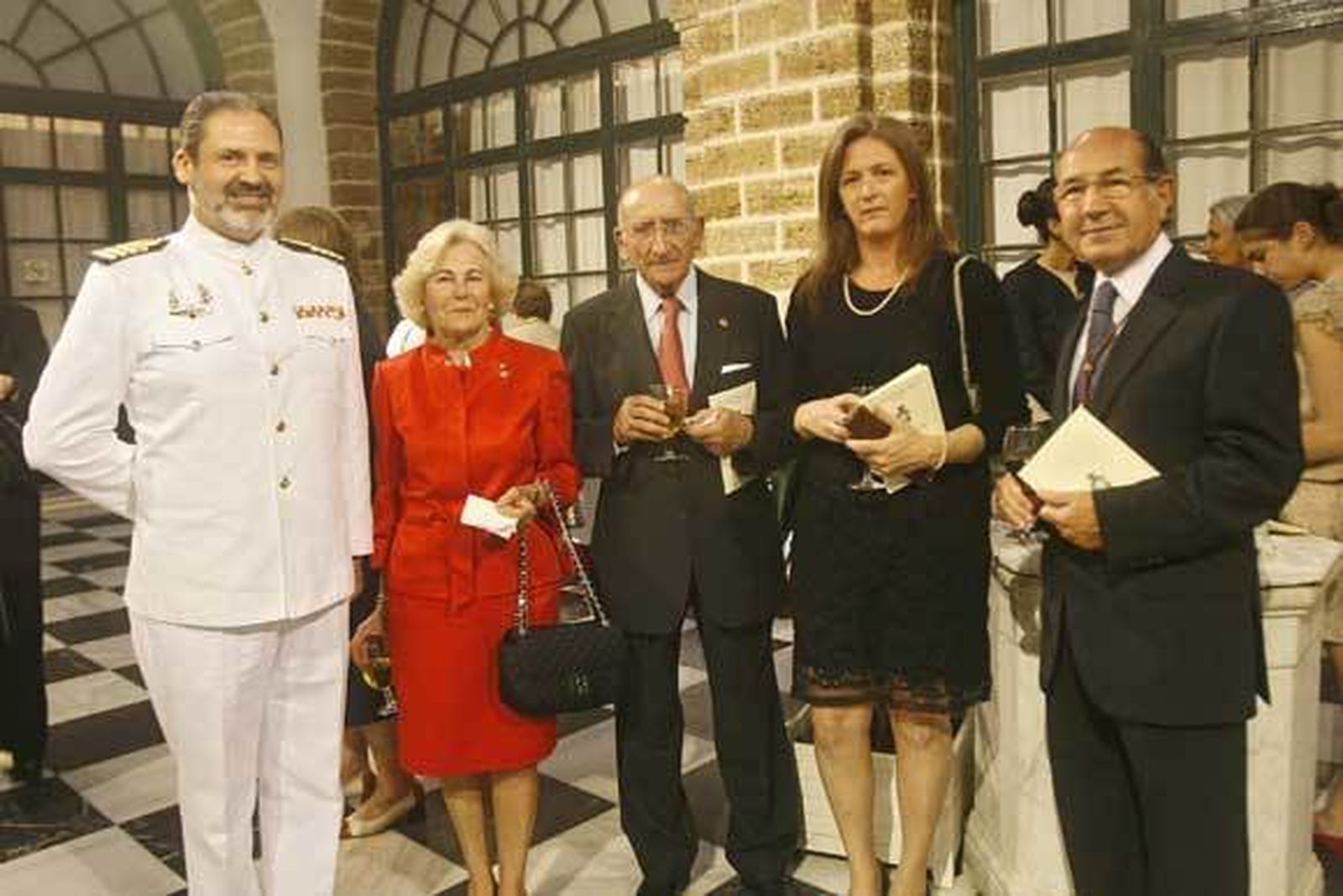 Vicente Ortells, subdelegado provincial de defensa, junto con Gloria de León Barrilaro. Manuel Jiménez Cisneros, Lucía Gutiérrez y José Carlos Fernández  Foto: Joaquin Pino