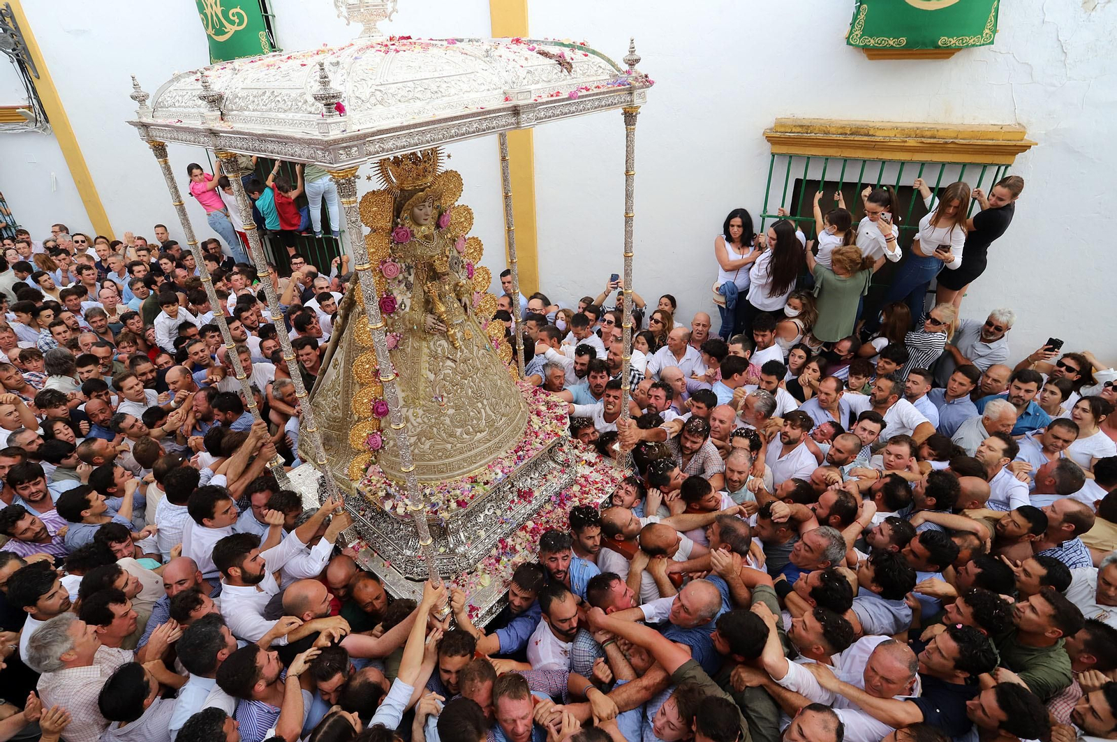 La Virgen del Rocío durante la procesión del pasado domingo.