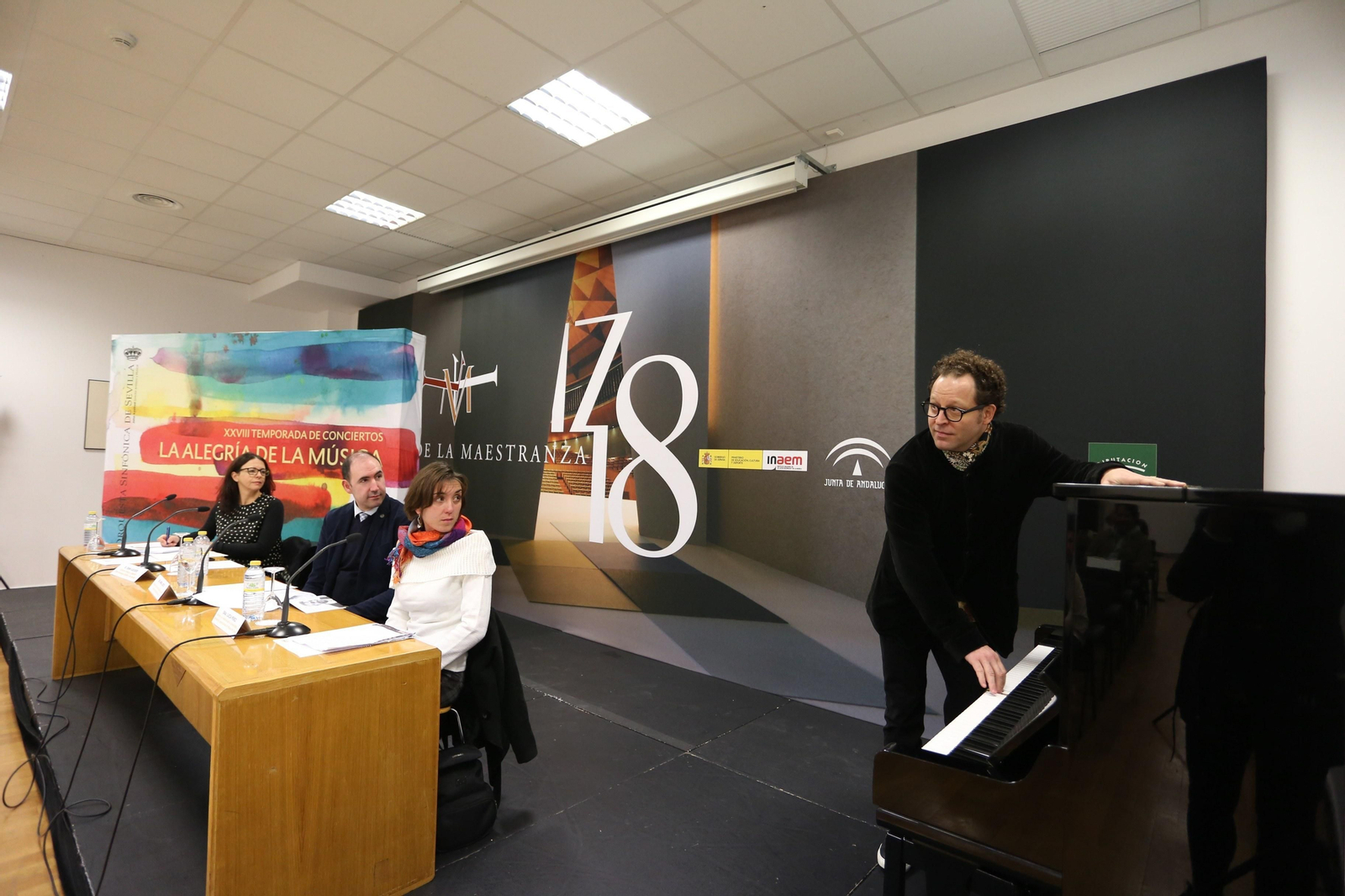 Axelrod toca el piano en presencia de la traductora Concha Ortiz y los profesores Ángel Justo y Lucía Pérez.