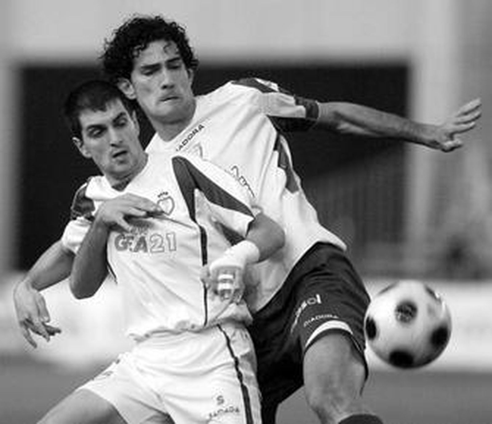 Mansilla, marcando de cerca a Arriaga en el último Cádiz-Jaén.