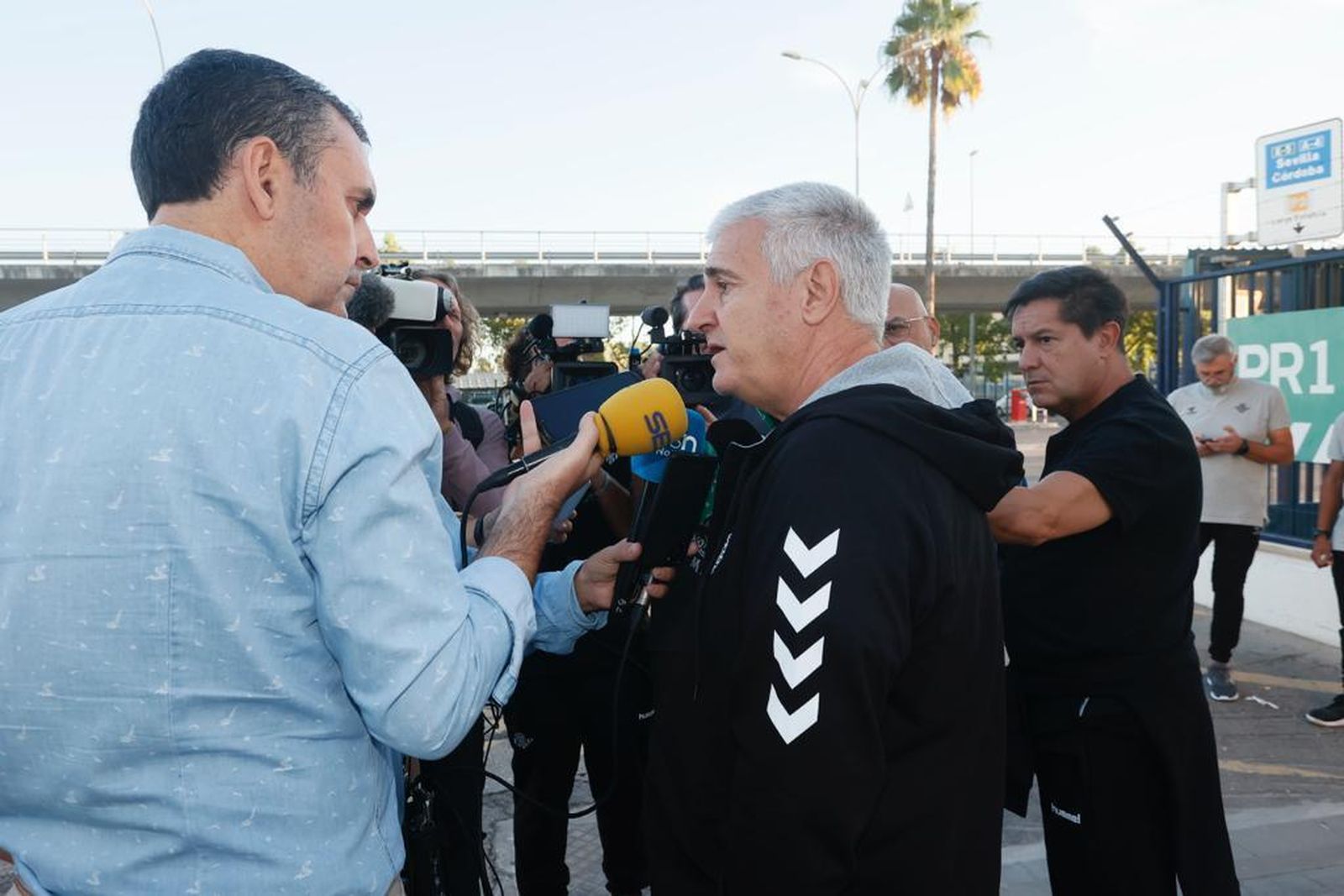 Cordón atiende a los medios antes de volar a Helsinki.