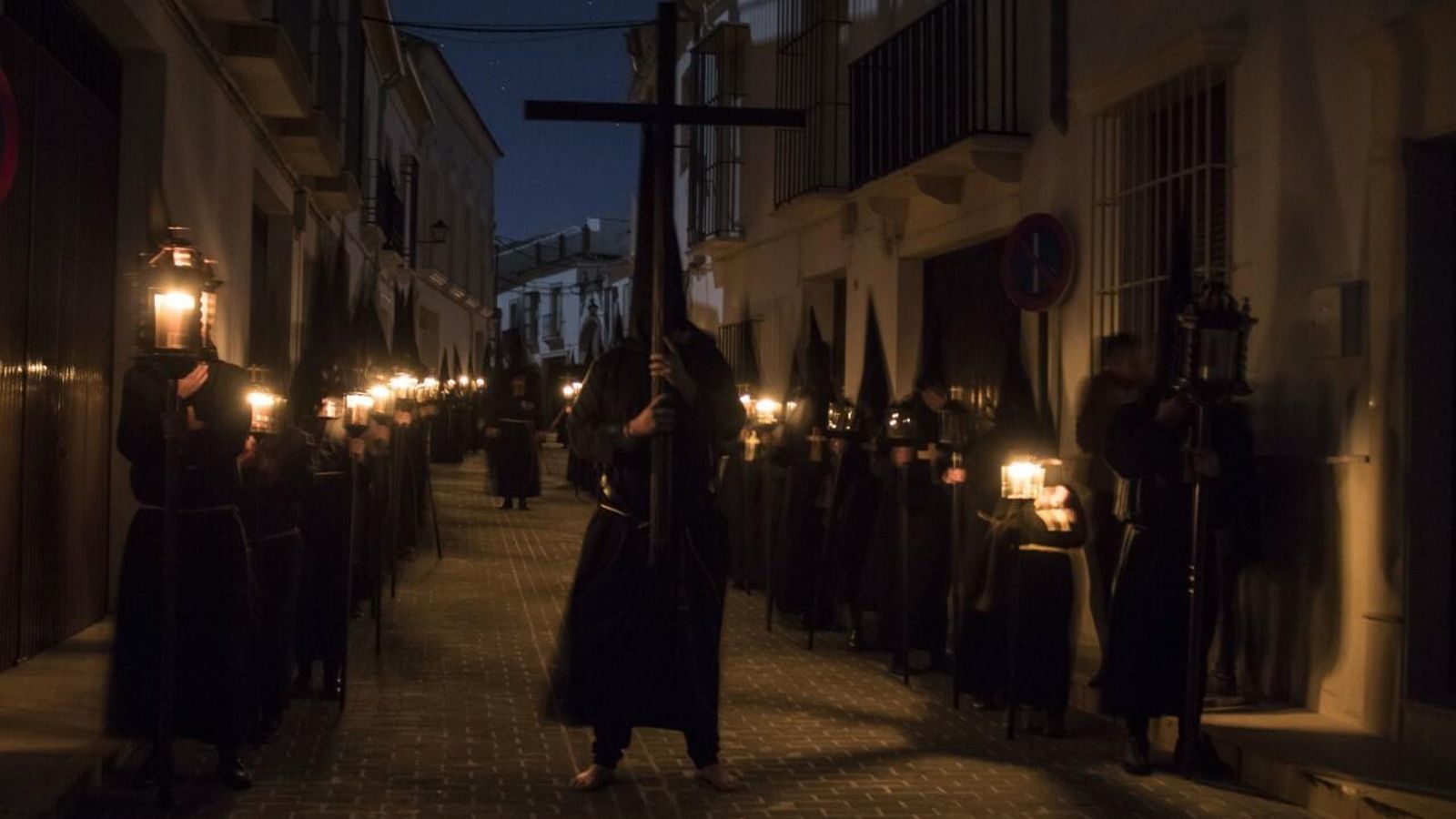 Los nazarenos portan faroles para que el viento de la sierre no les apague la luz.