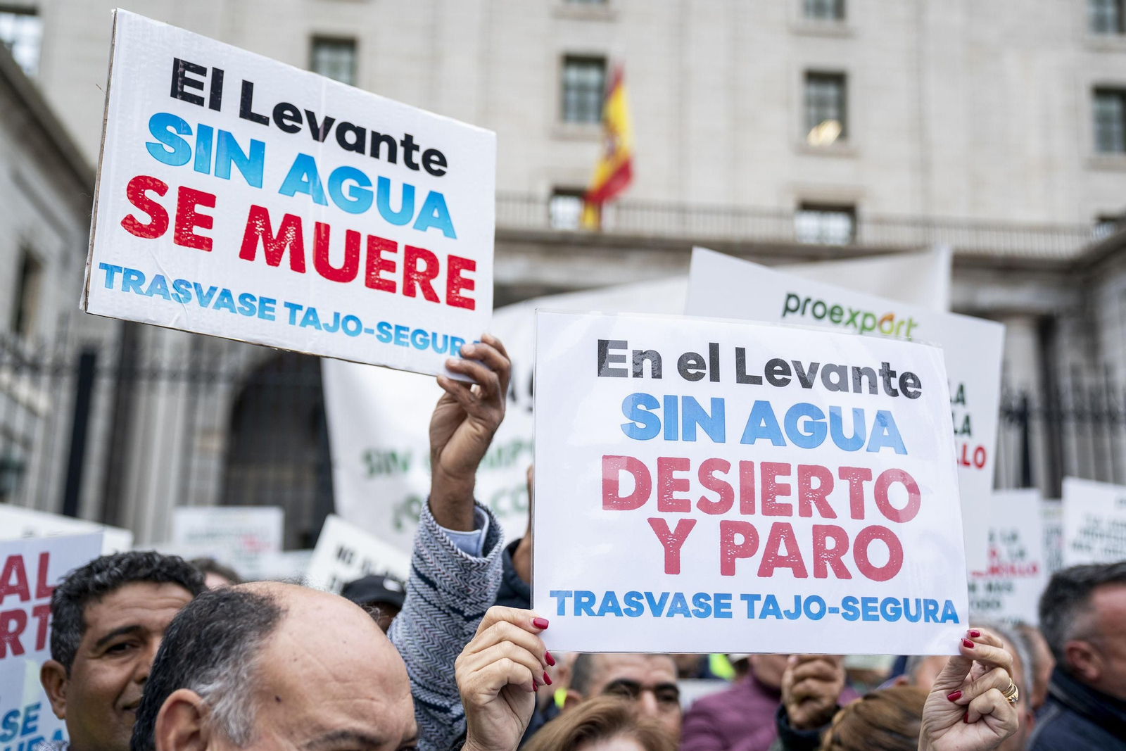 Pancartas en la manifestación.