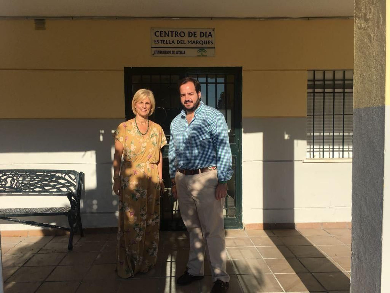 María José García-Pelayo posa con Ricardo Sánchez, alcalde de Estella.