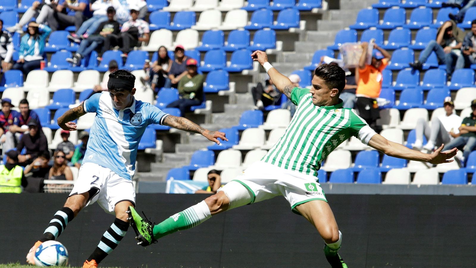 Bartra presiona a Omar Fernández.