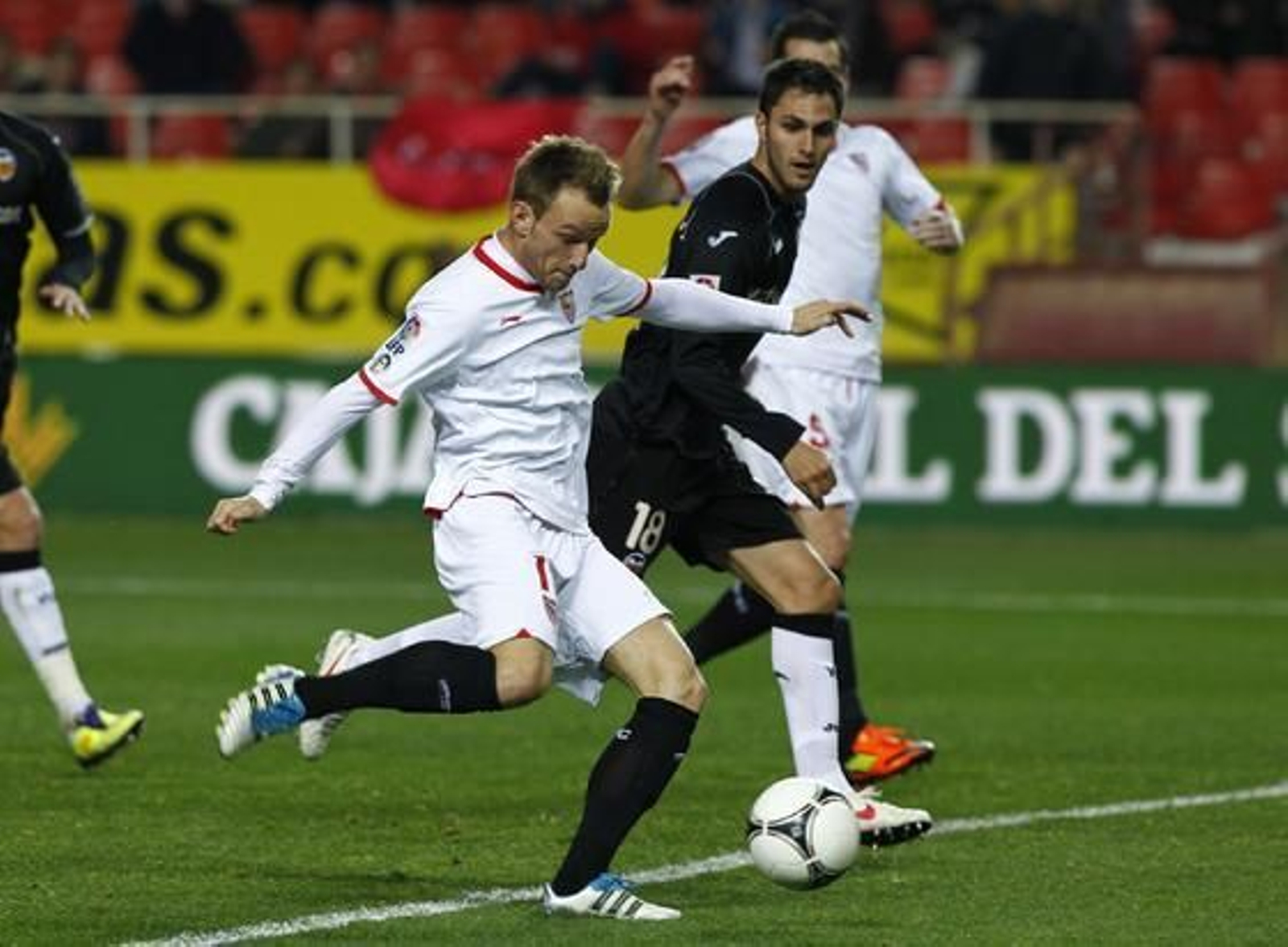 El Sevilla no puede remontar al Valencia en el Sánchez Pizjuán y queda eliminado de la Copa del Rey (2-1). / Antonio Pizarro