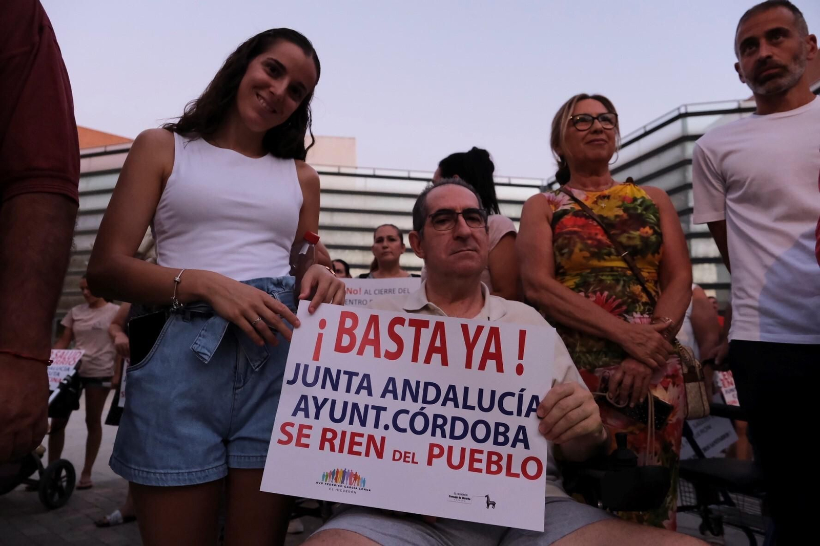 La protesta de los vecinos de El Higuerón por el traslado de las consultas médicas, en imágenes