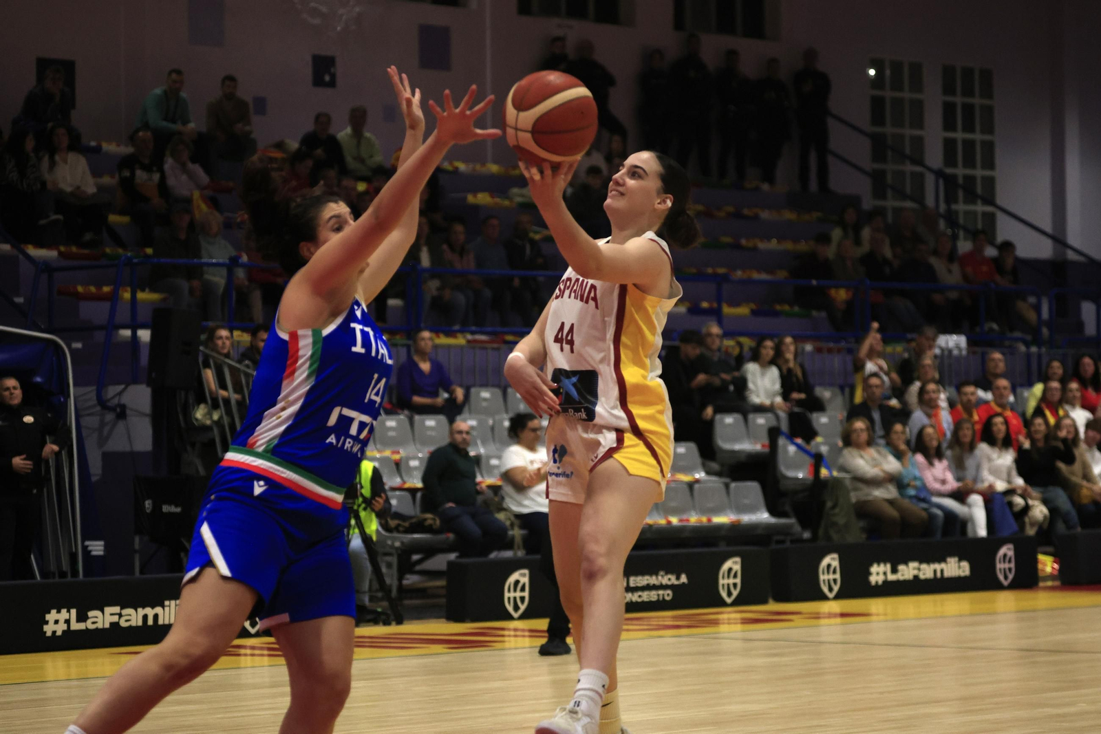 Fotos del partido y ambiente en el España-Italia del Torneo Internacional de Baloncesto Femenino en La Línea