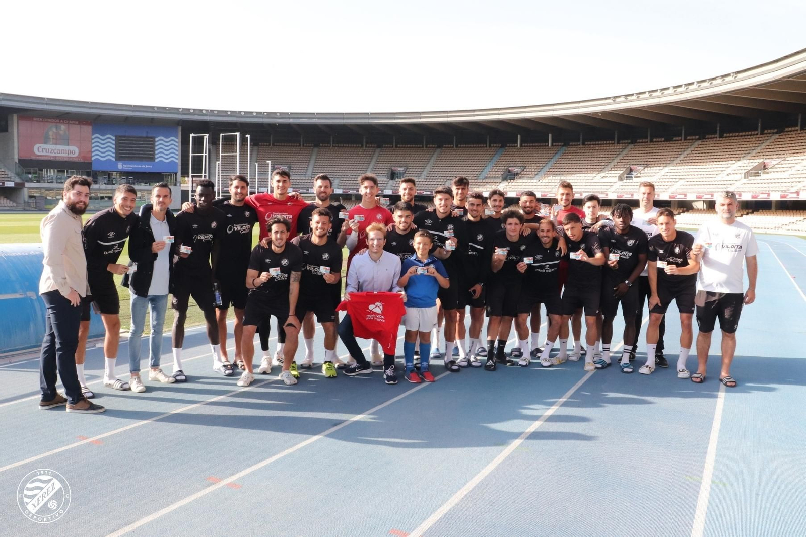 La plantilla del Xerez DFC posa con Juanlu Romero tras la charla en la que pidió a los jugadores ser donantes de órganos.