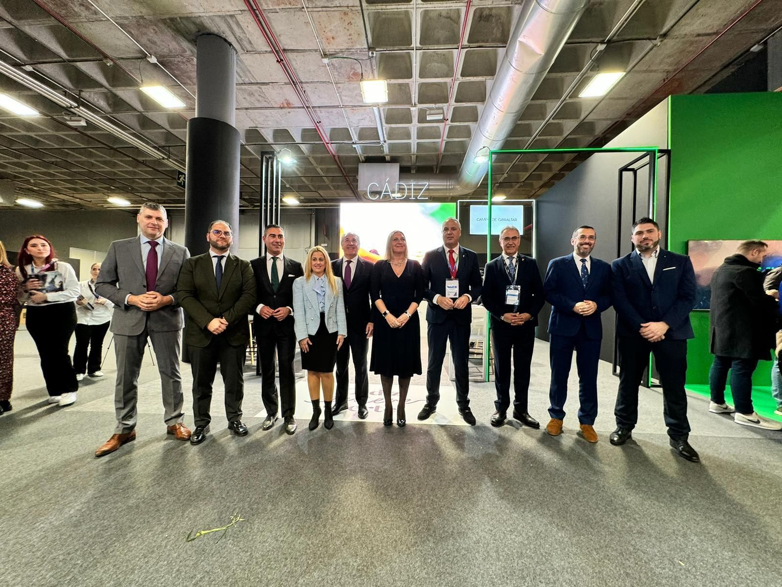 La foto oficial de la presidenta de la Mancomunidad y los alcaldes del Campo de Gibraltar en Fitur.