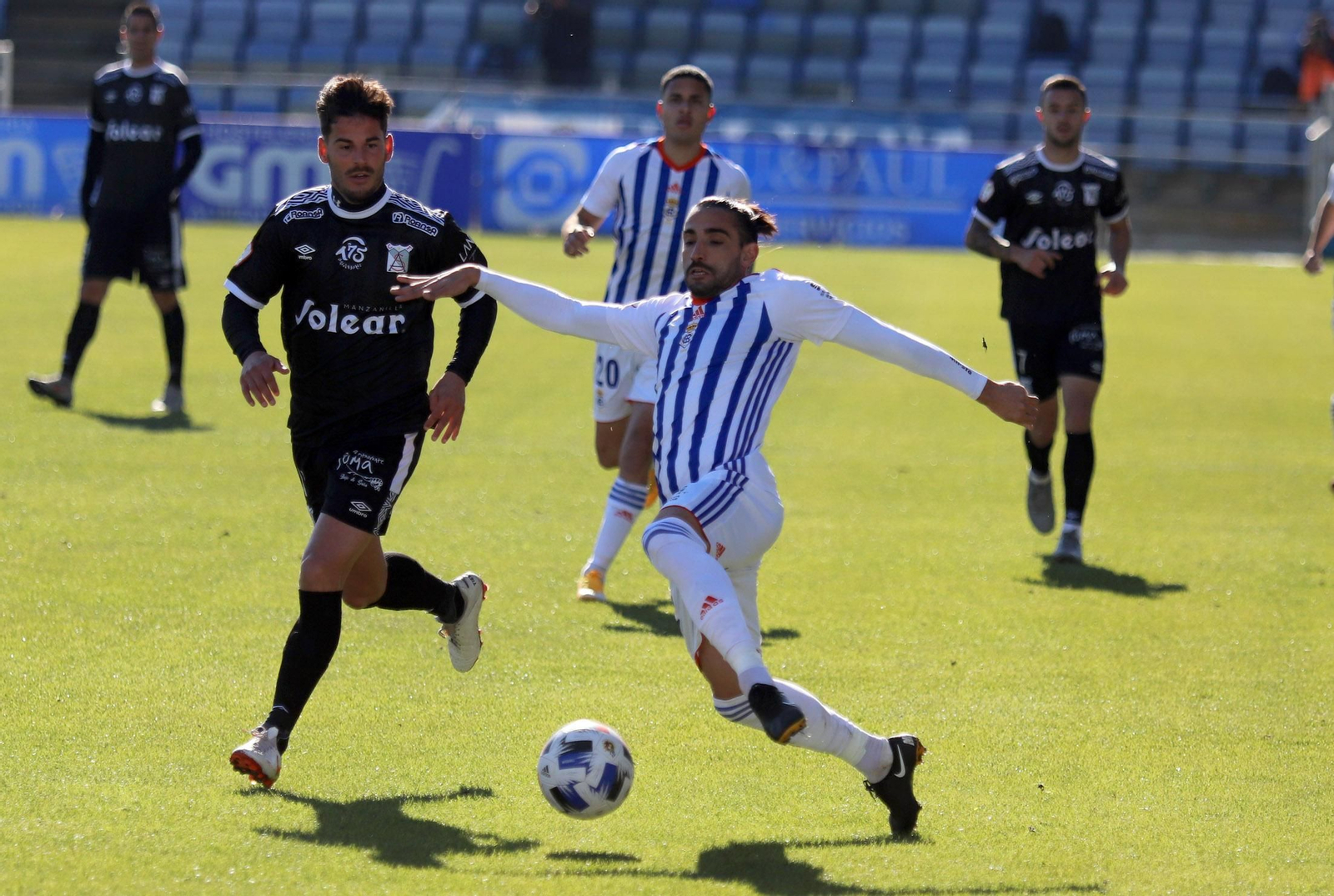 Chuli intenta llegar al balón ante la presencia de Edu Oriol en un momento del encuentro del domingo ante el Atlético Sanluqueño.