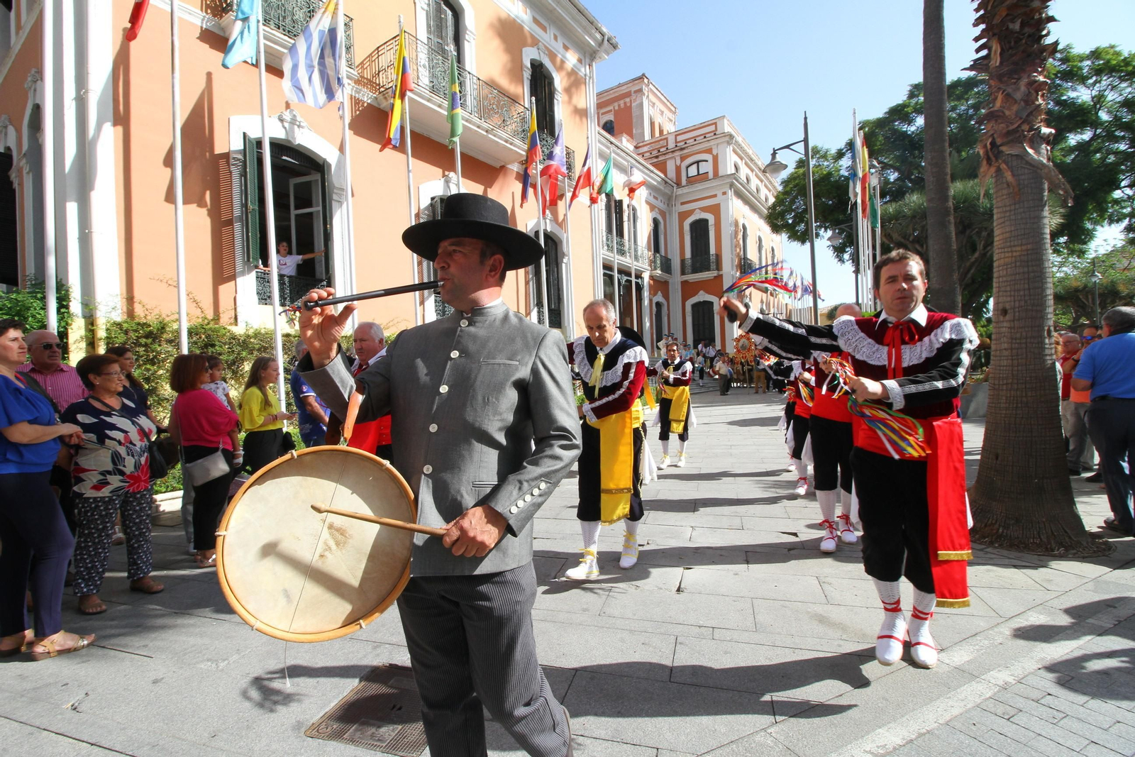 Imágenes del desfile Iberoamericano de bailes.