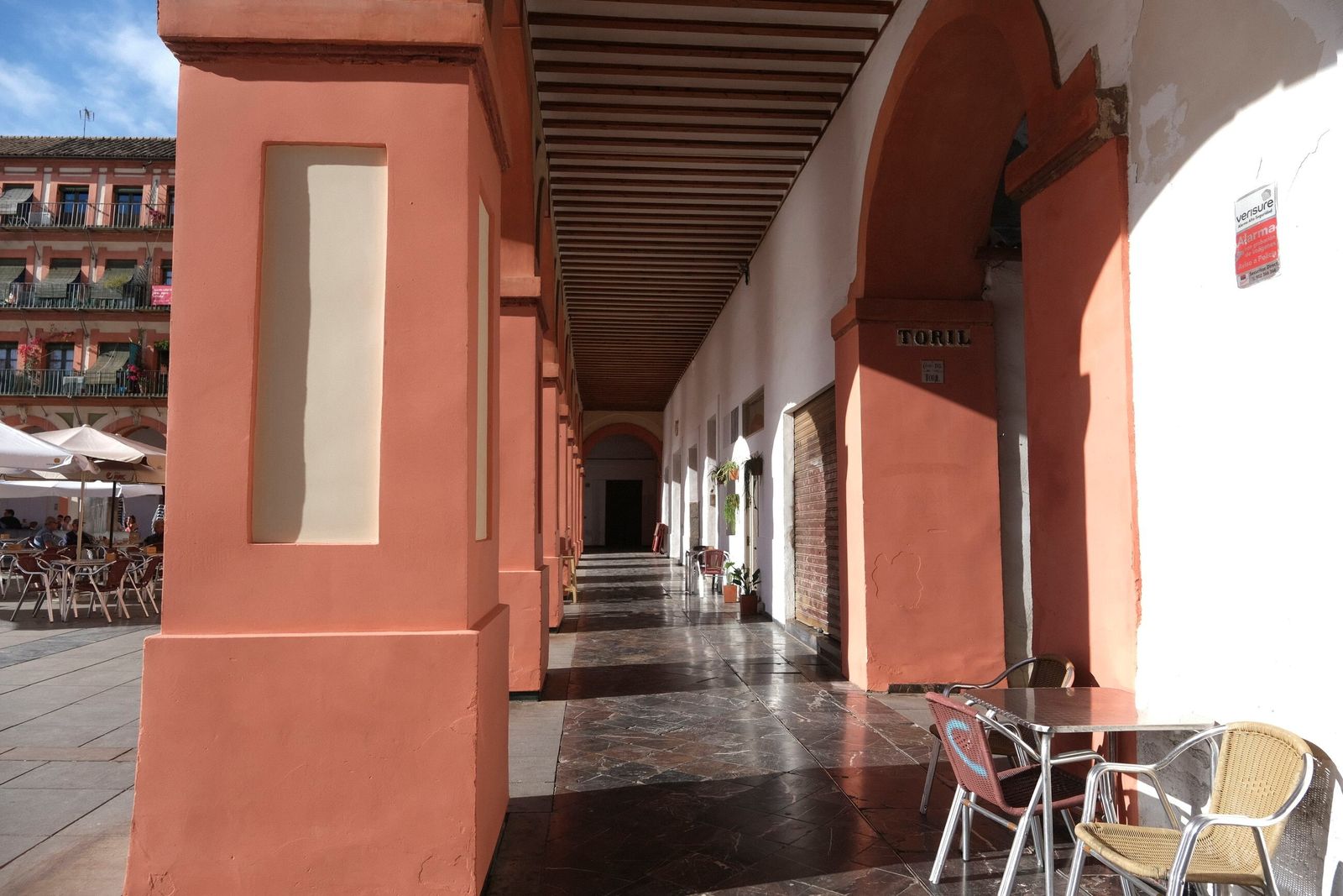 La plaza de la Corredera de Córdoba vuelve a lucir libre de pintadas, en imágenes