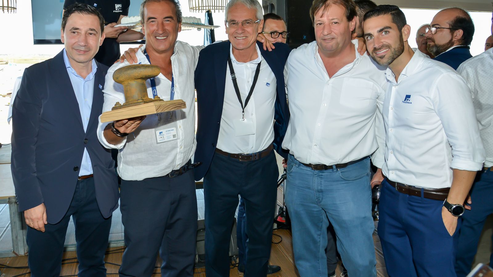 Tony Fernández Jove (Gerente del Grupo Fernández Jove), Javier Gamundi (empresario de Frizonia), Emil Lepitak (empresario de Frizonia), Antonio Mackinlay (Delegado de Cádiz del Grupo Fernández Jove), y Carlos González (Director Comercial de Frizonia).
